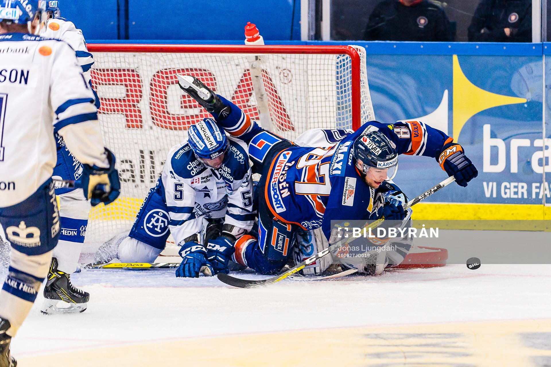 Växjös Robert Rosén och Leksands Ben Youds krockar med