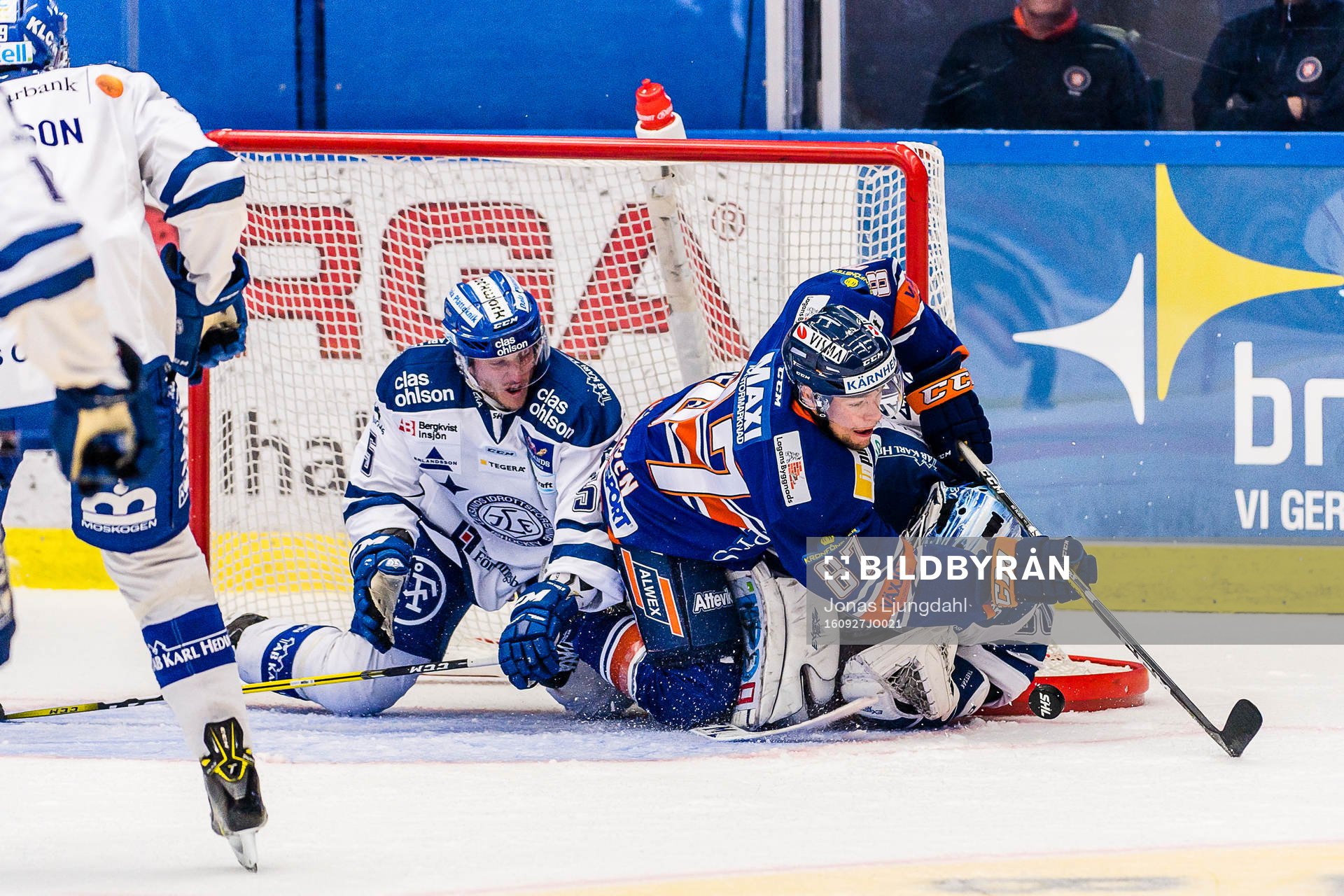 Växjös Robert Rosén och Leksands Ben Youds krockar med