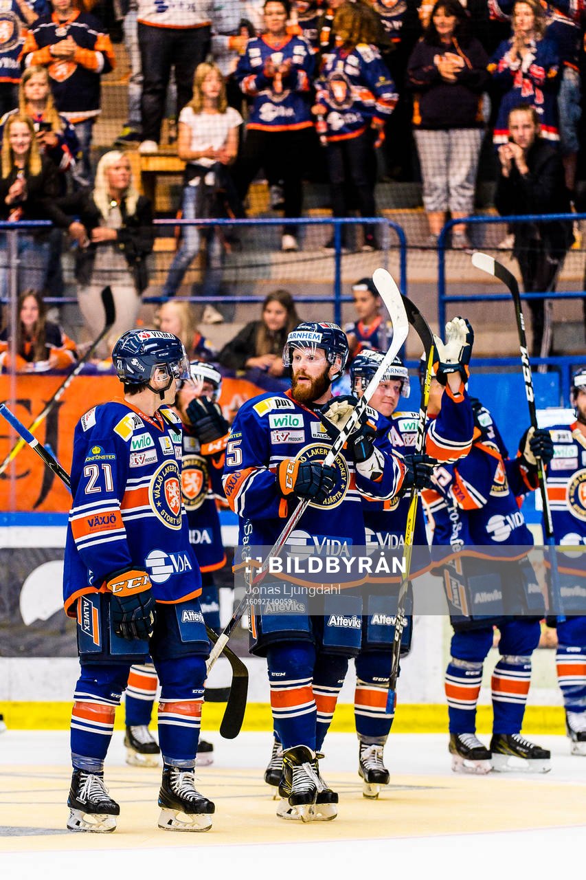 Växjös Cory Murphy och Liam Reddox jublar framför fansen