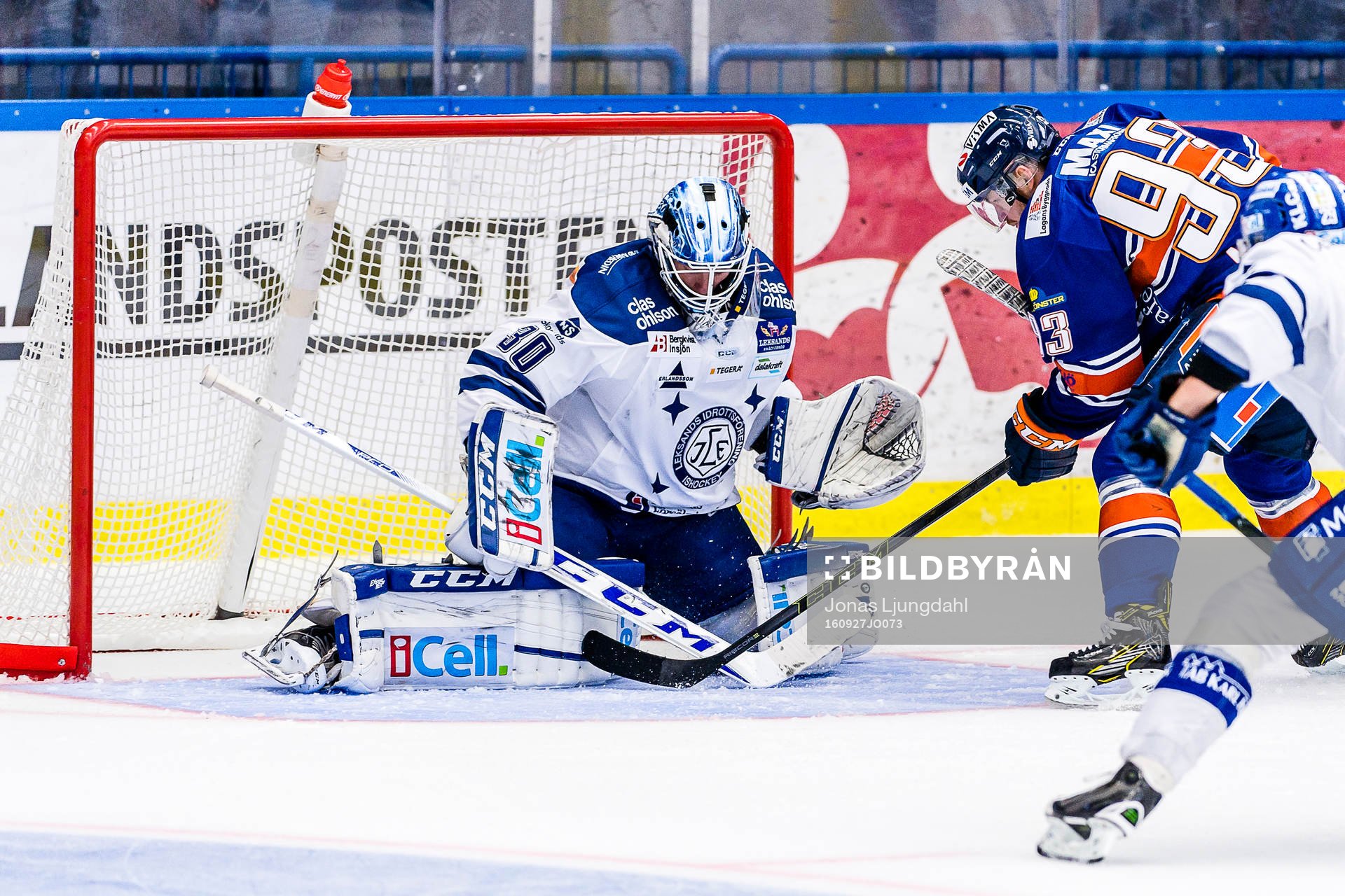 Växjös Sam Marklund gör mål 2-1 mellan benen på
