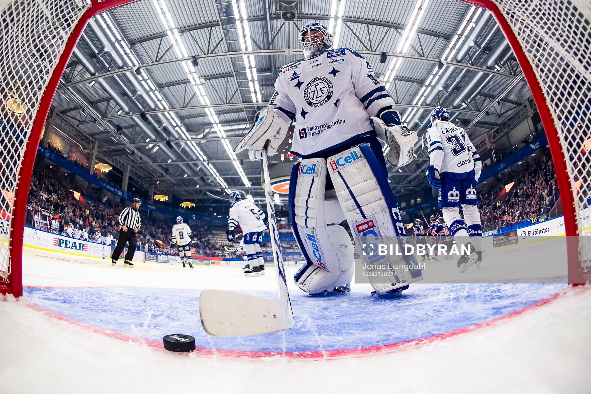 Leksands målvakt Henrik Haukeland deppar och plockar