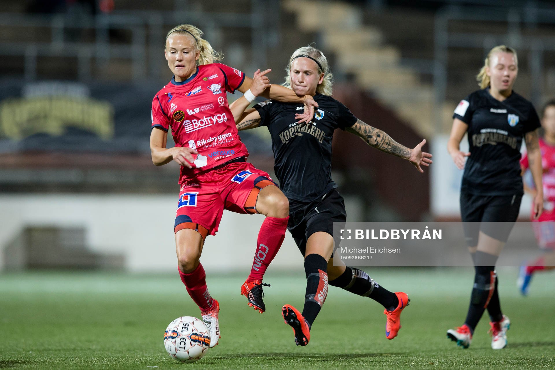 Linköpings Pernille Mosegaard Harder i kamp med Göteborgs Filippa Curmark under fotbollsmatchen i Damallsvenskan mellan Kopparbergs/Göteborg och Linköping den 28 september 2016 i Göteborg.