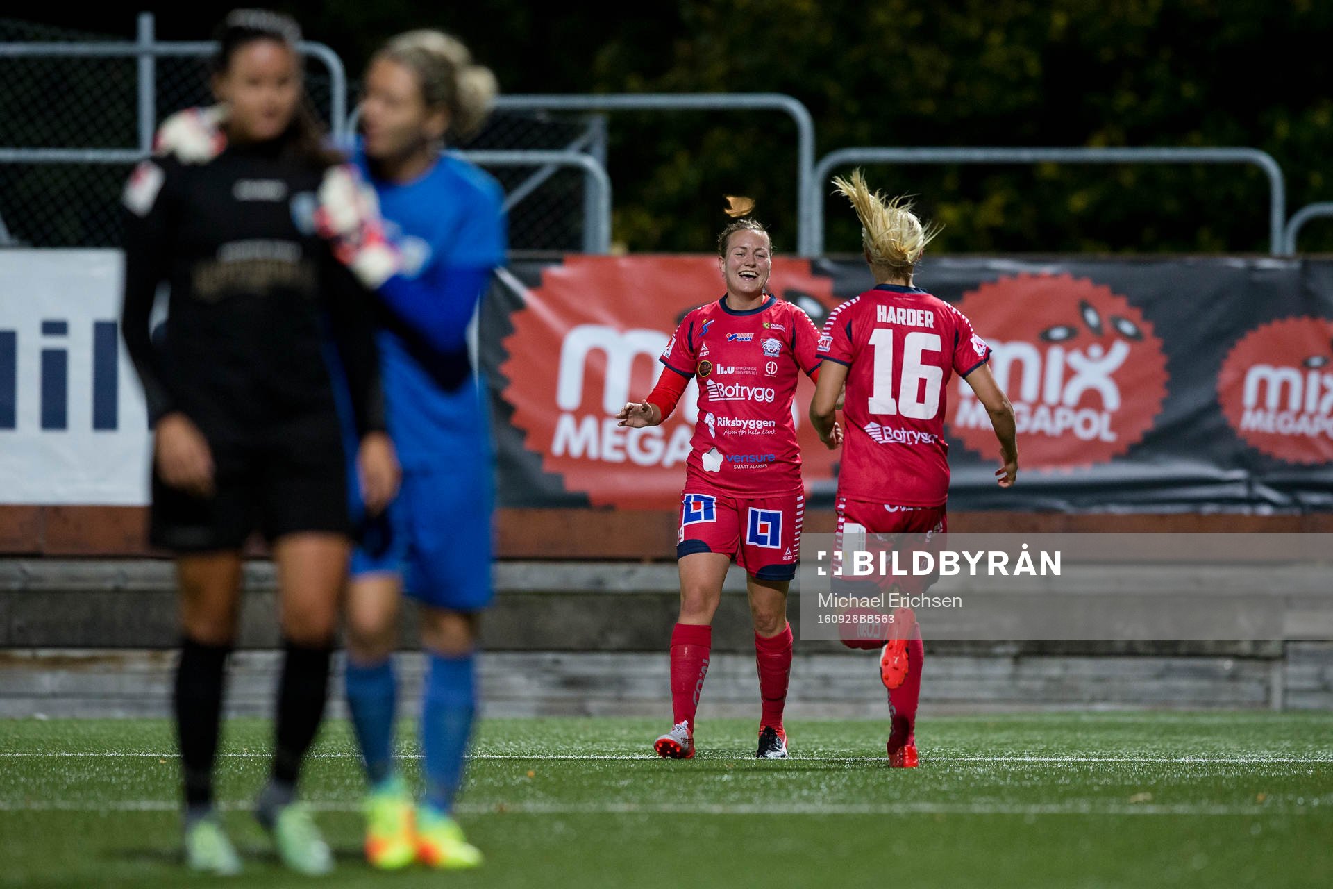 Linköpings Kristine Minde jublar ihop med Pernille
