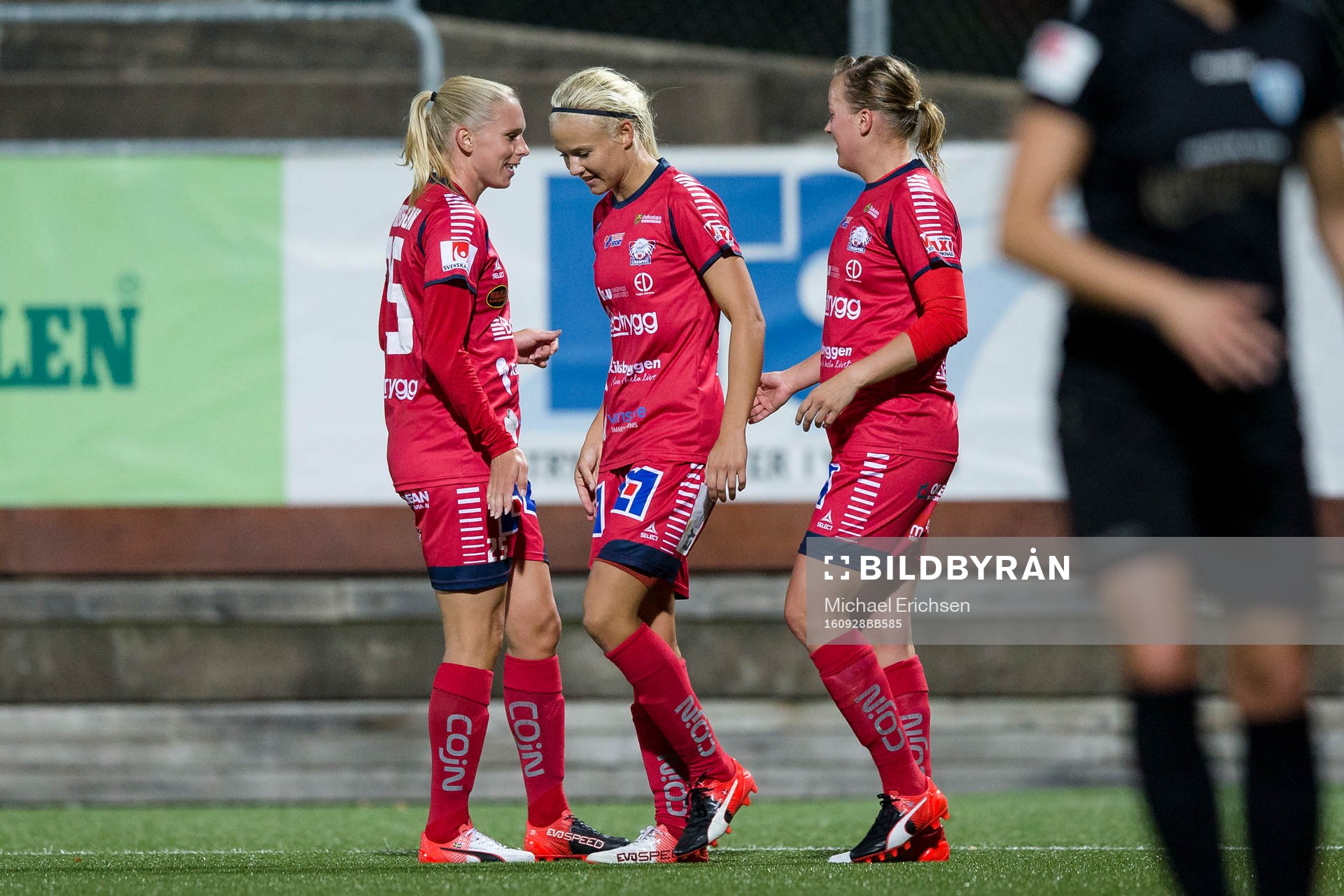 Linköpings Jessica Samuelsson, Pernille Mosegaard Harder och Kristine Minde jublar efter 0-2 under fotbollsmatchen i Damallsvenskan mellan Kopparbergs/Göteborg och Linköping den 28 september 2016 i Göteborg.