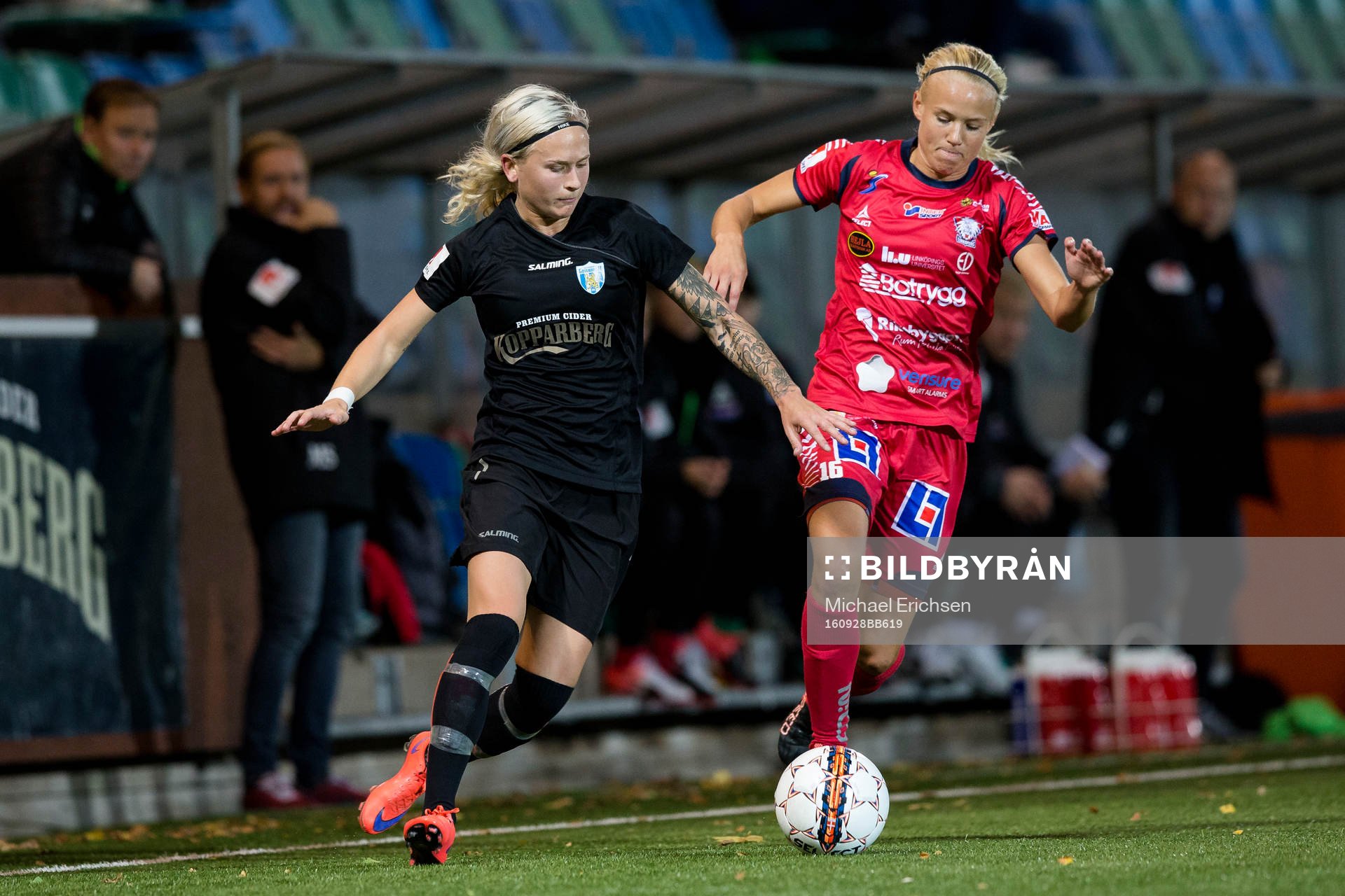 Göteborgs Filippa Curmark i kamp med Linköpings Pernille Mosegaard Harder under fotbollsmatchen i Damallsvenskan mellan Kopparbergs/Göteborg och Linköping den 28 september 2016 i Göteborg.