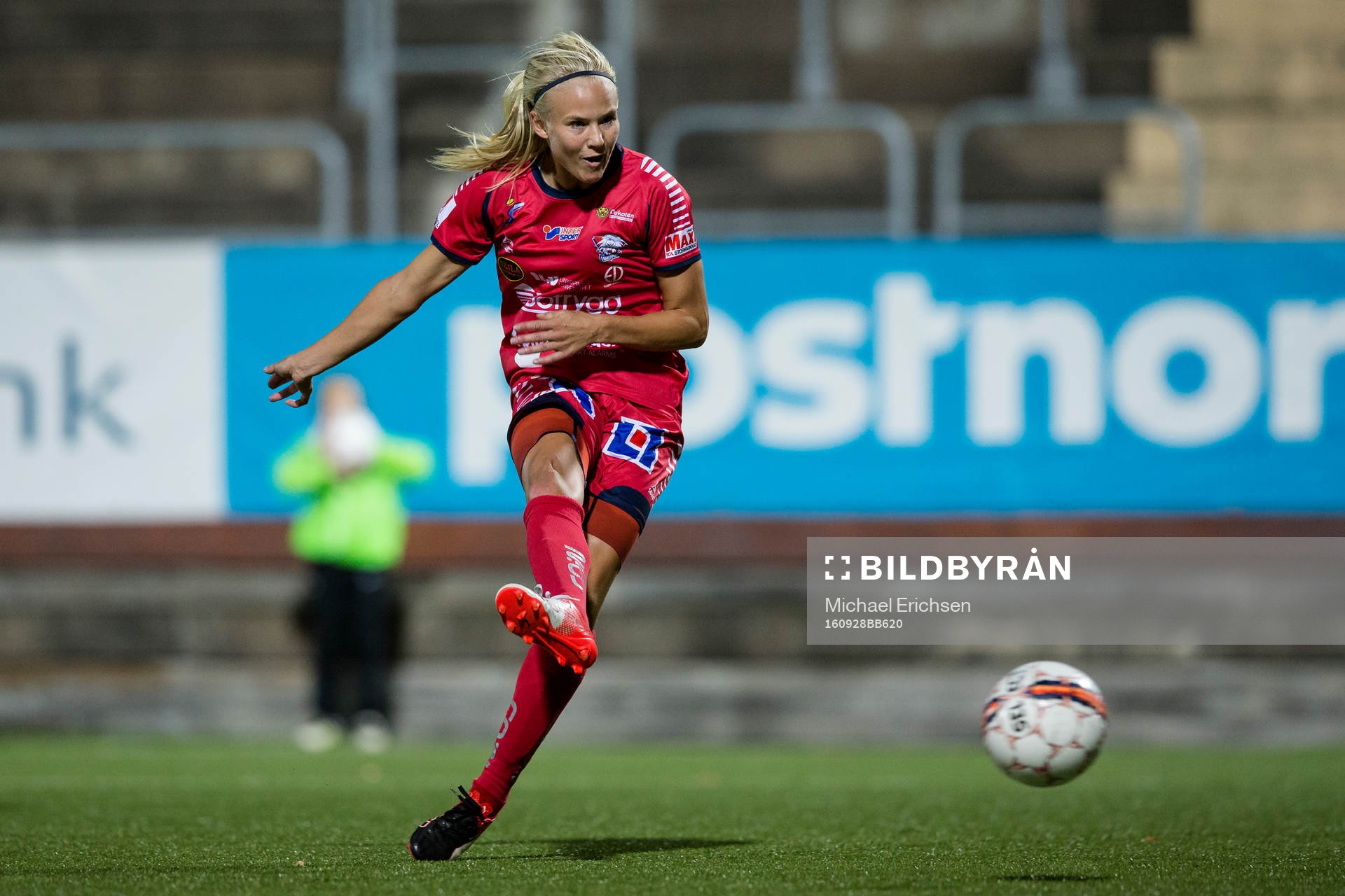 Linköpings Pernille Mosegaard Harder skjuter ett skott