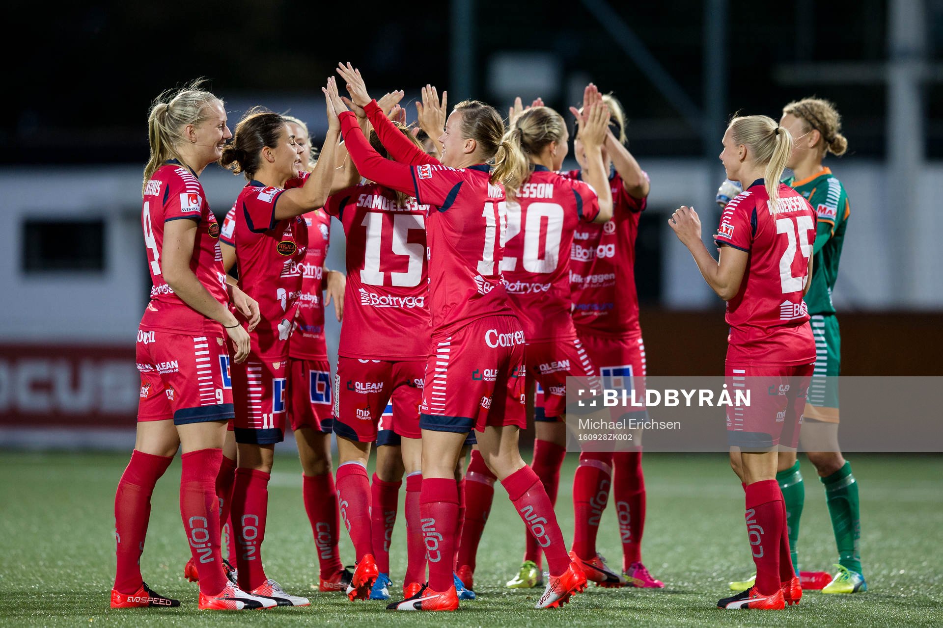 Linköping peppar varandra innan fotbollsmatchen i