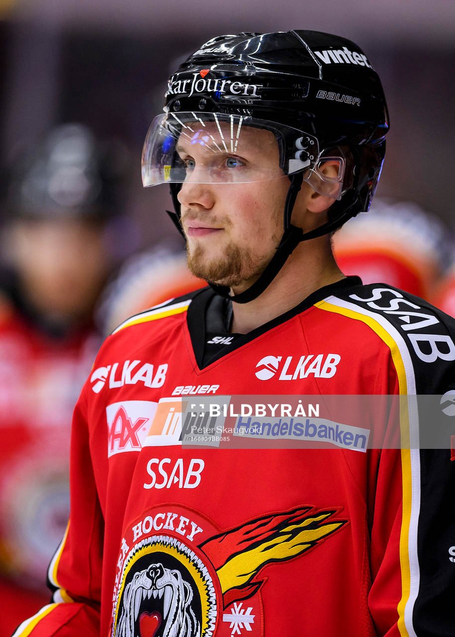 Luleås Petter Emanuelsson på uppvärmningen