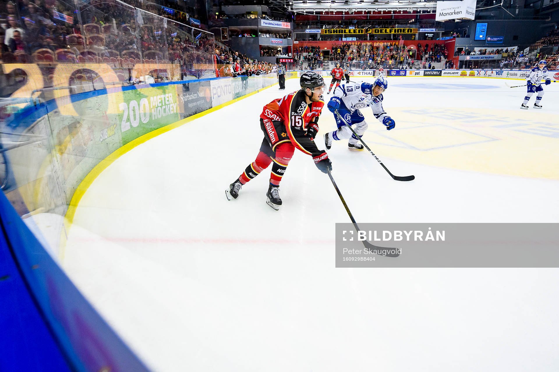 Luleås Christian Jaros med pucken jagas av Leksands Jon