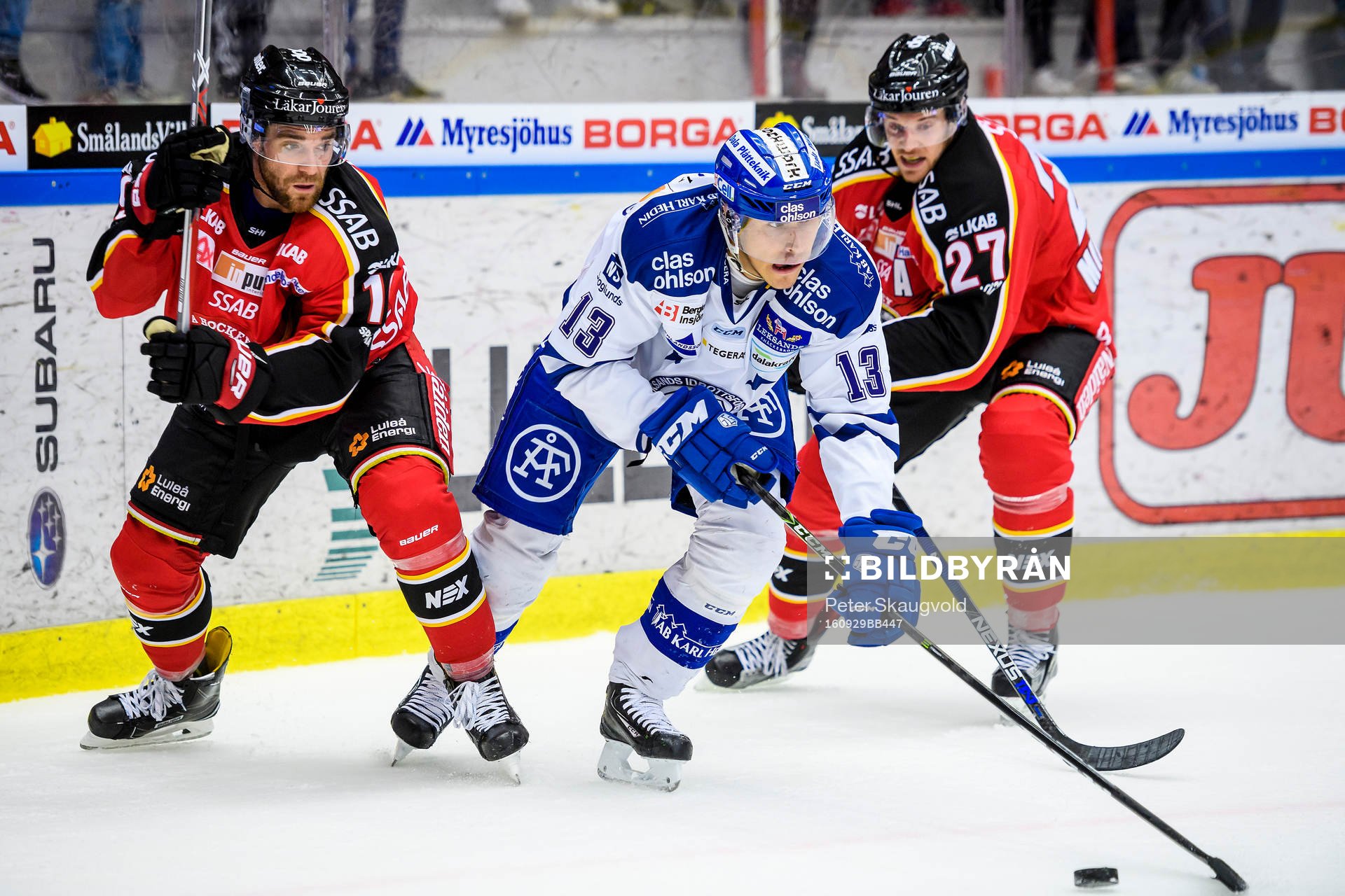Leksands Jon Knuts med pucken omgiven av Luleås Jacob