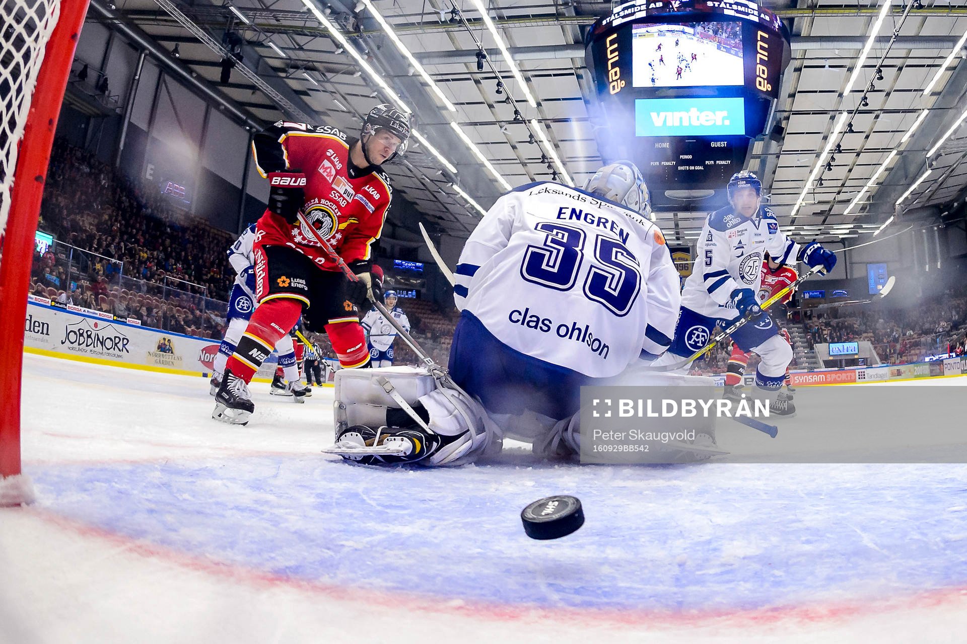 Leksands målvakt Atte Engren tappar in Luleås Anton
