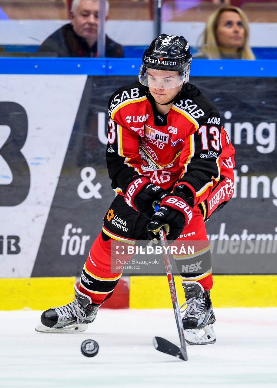 Luleås Julius Junttila med pucken