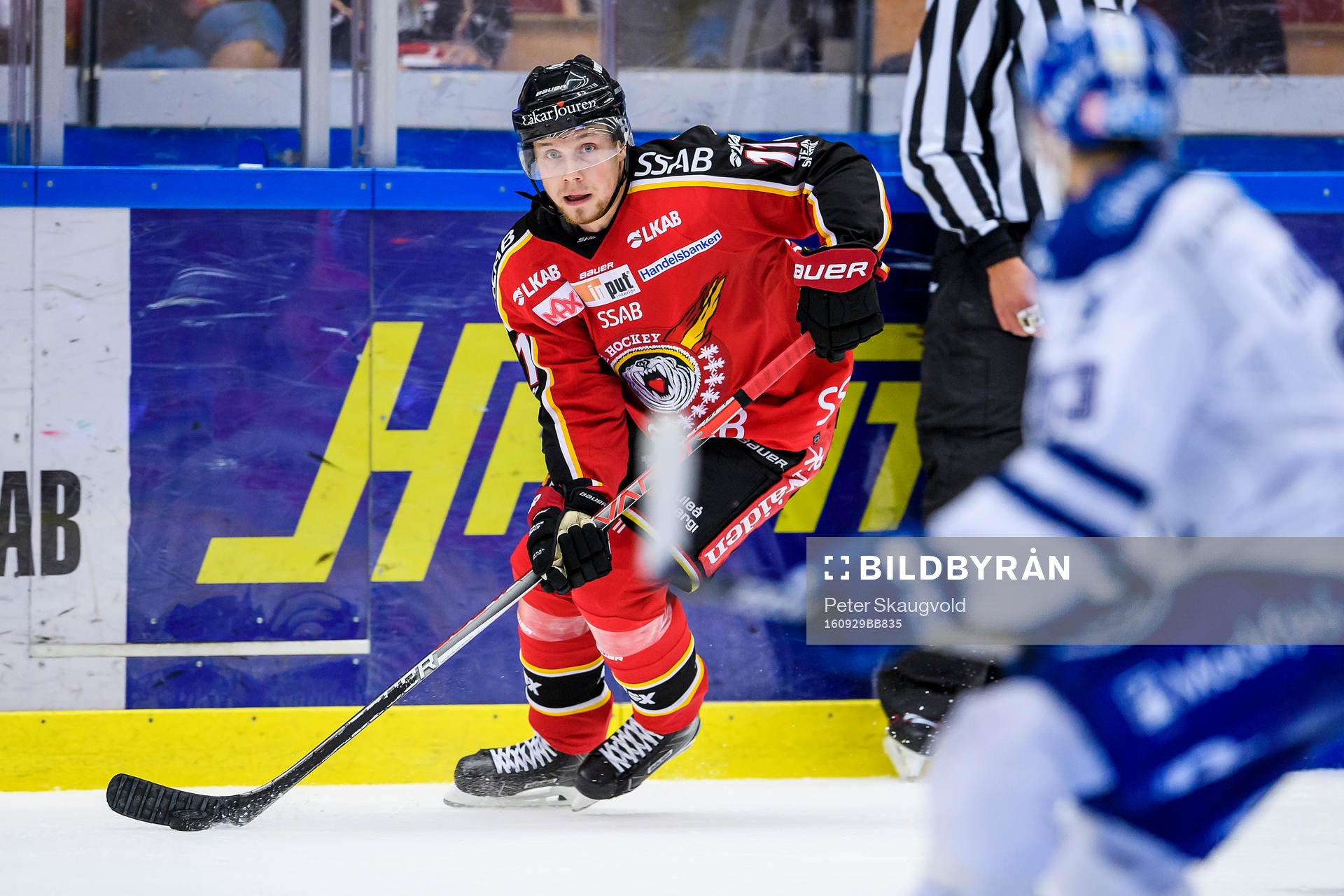 Luleås Petter Emanuelsson med pucken