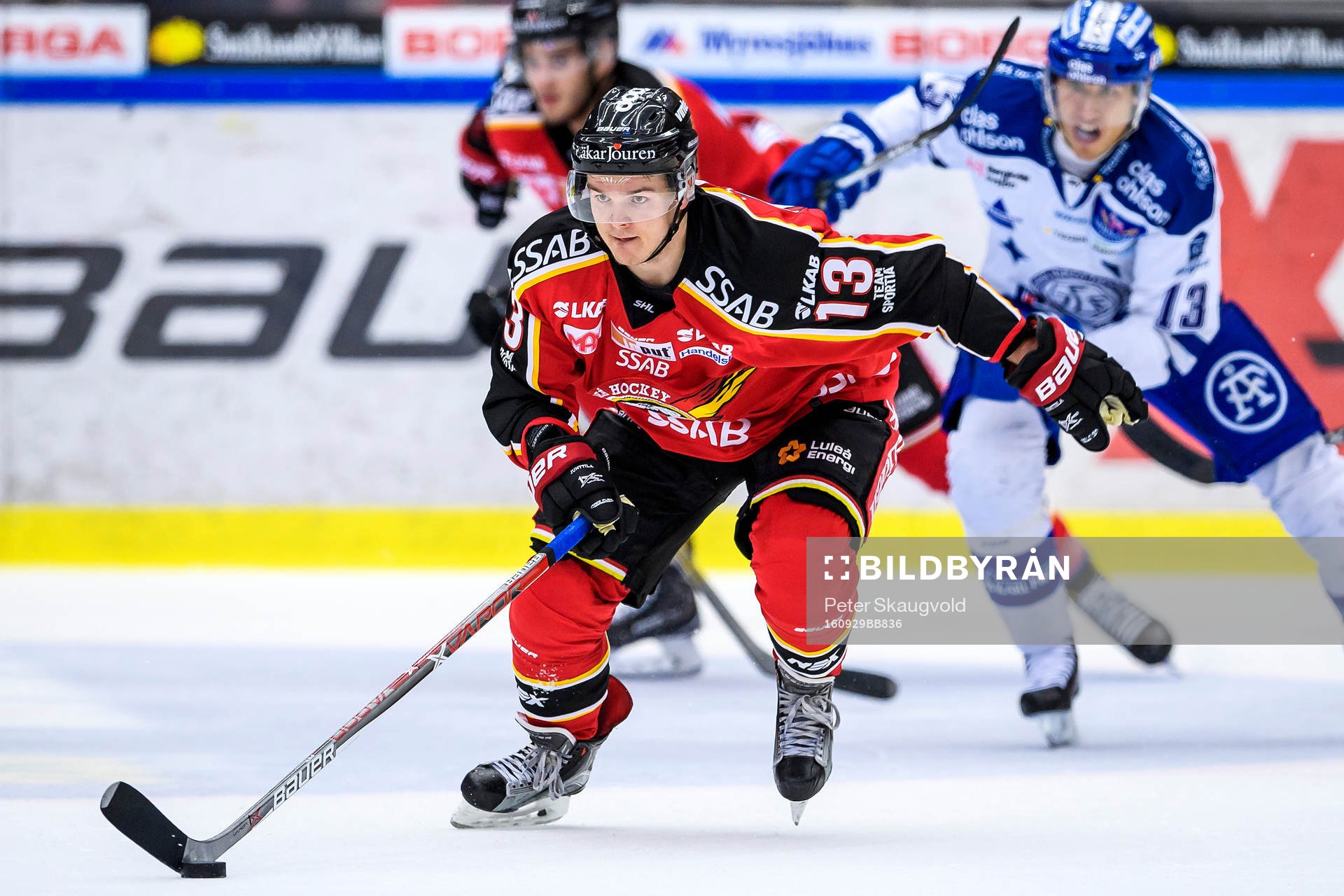 Luleås Julius Junttila med pucken