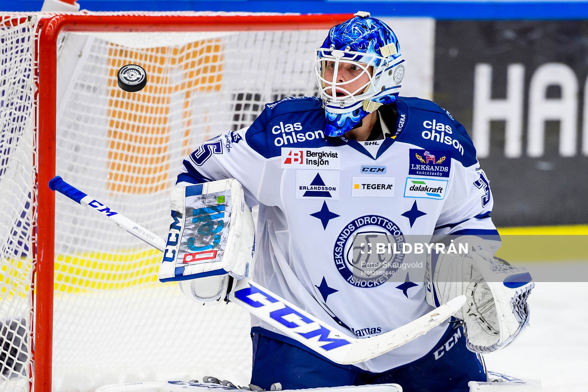 Leksands målvakt Atte Engren fokuserad på pucken