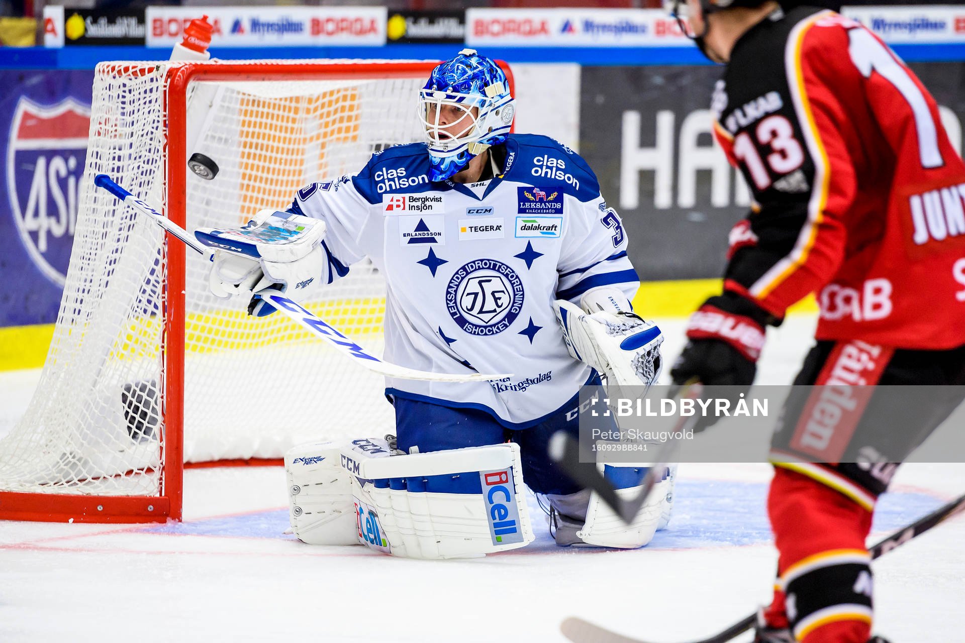 Leksands målvakt Atte Engren fokuserad på pucken