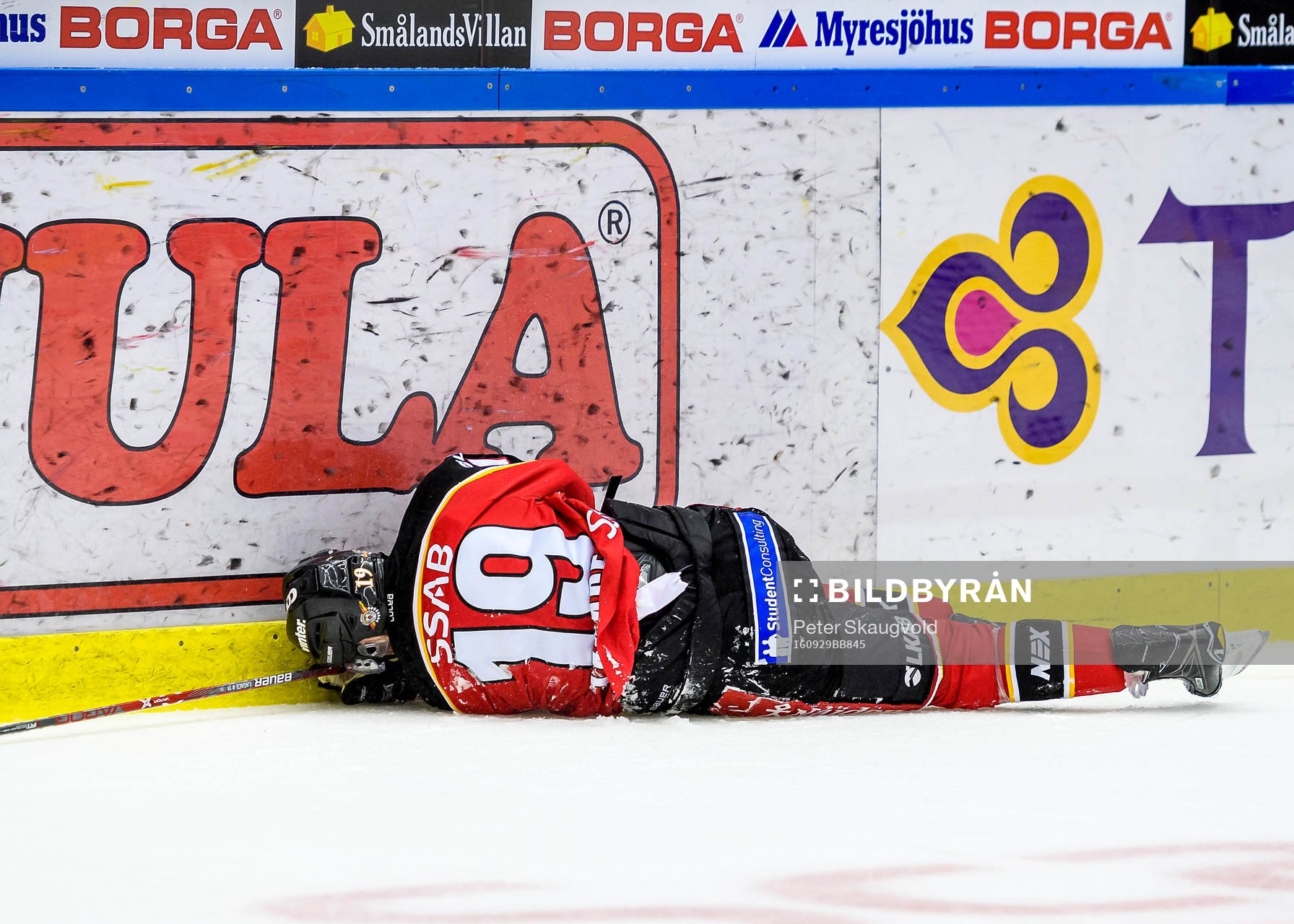 Luleås Jacob Lagacé blir liggandes på isen