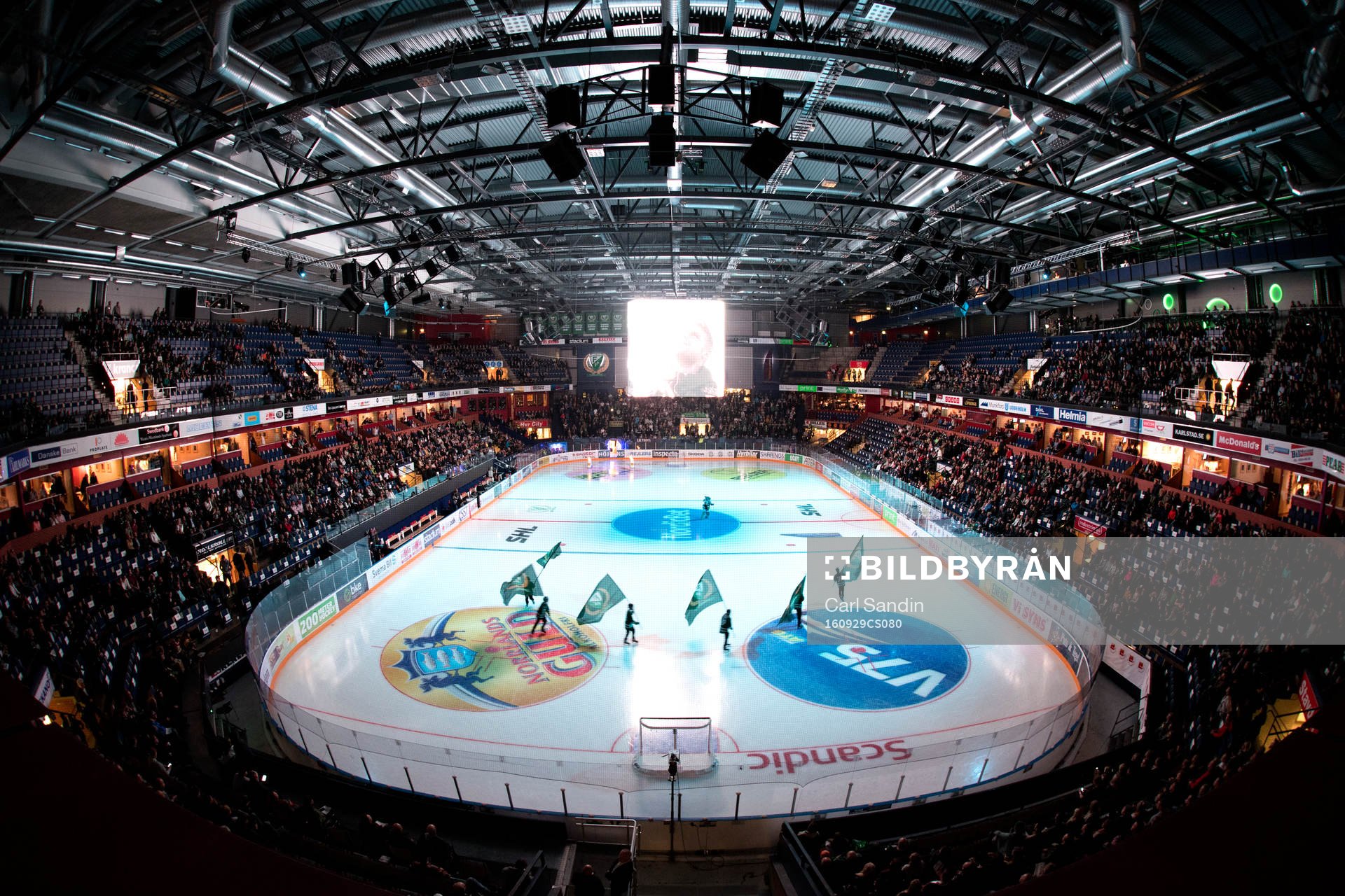 Vy över isen i Löfbergs Arena
