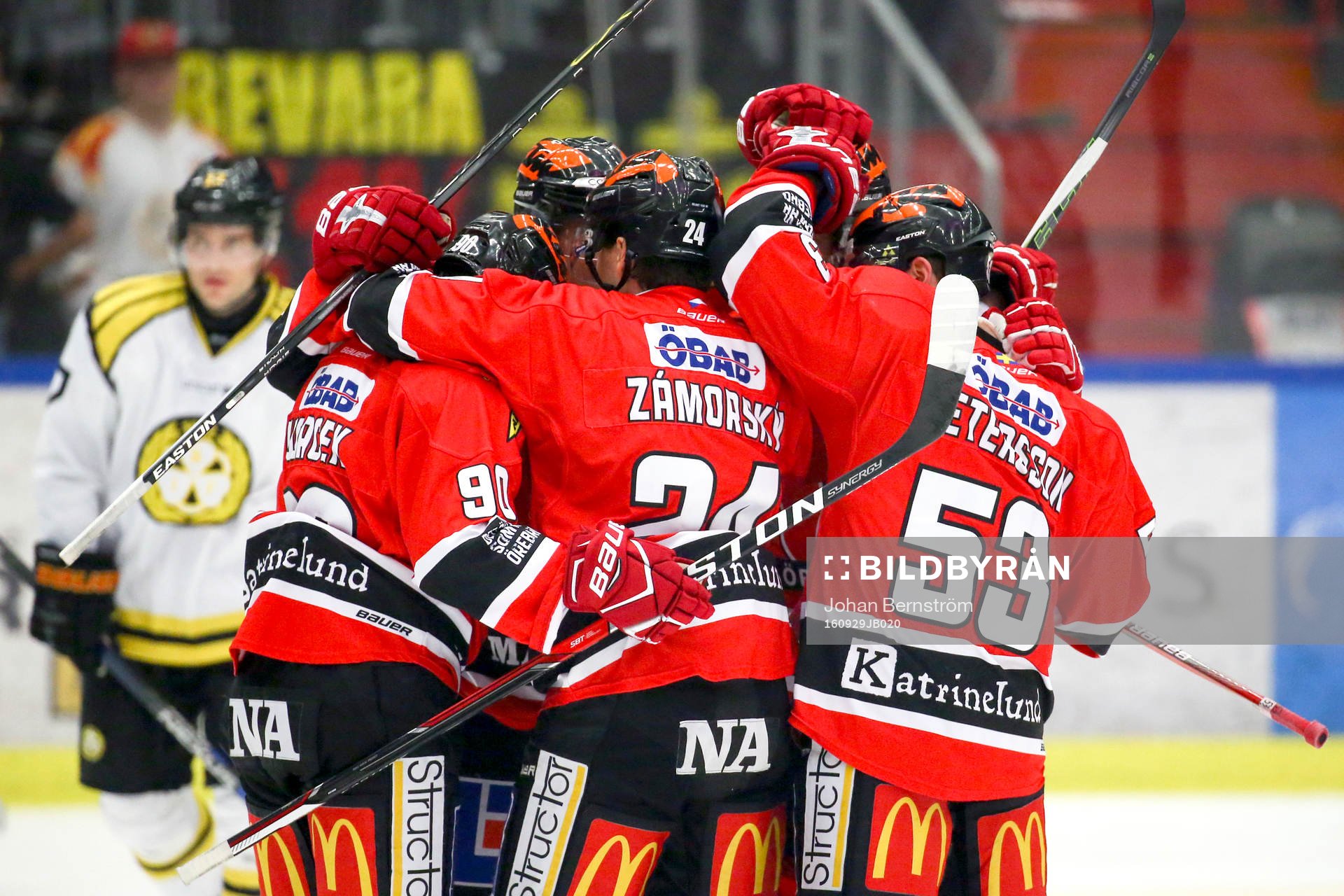 Örebros Petr Zamorsky jublar