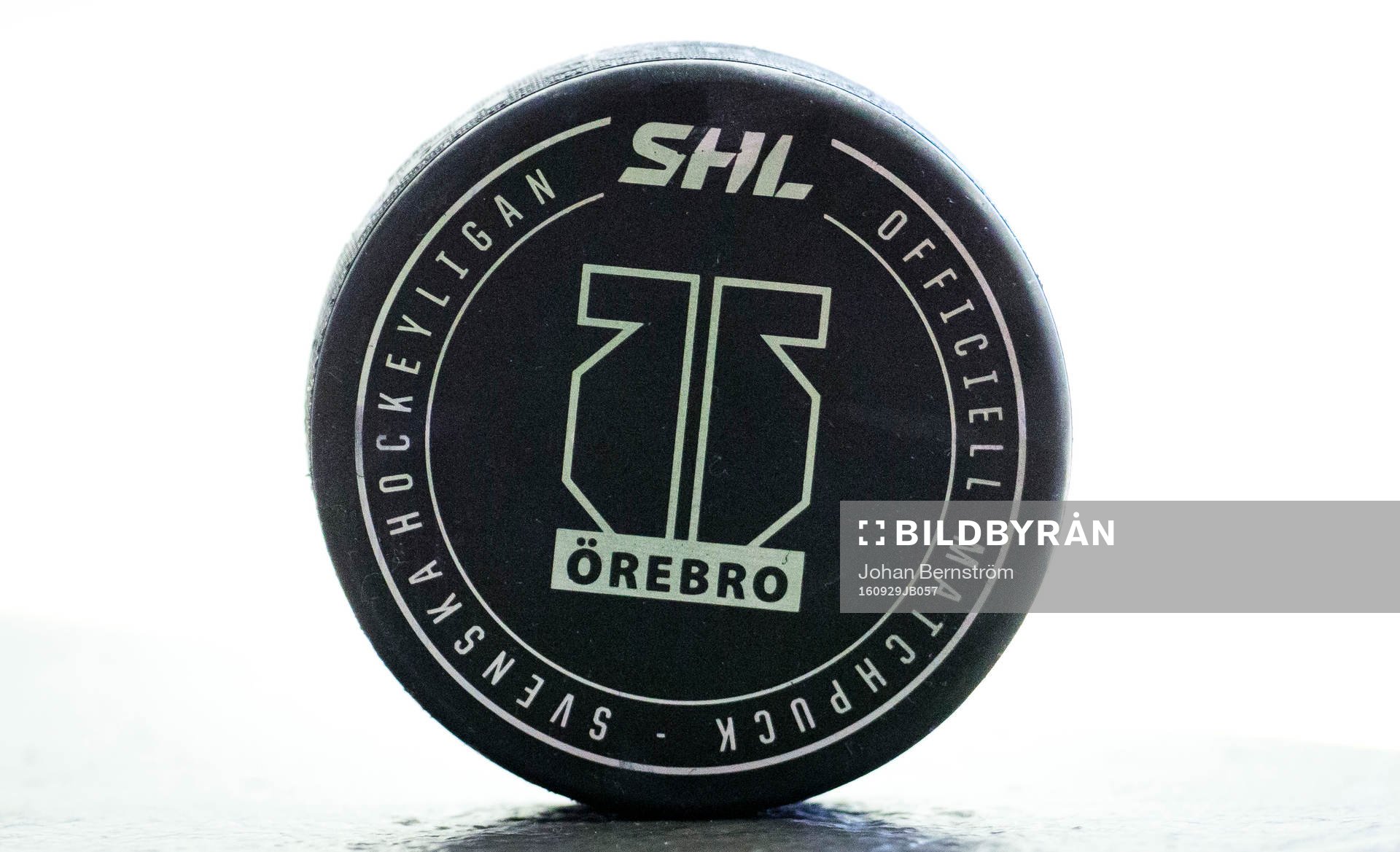 Matchpucken med Örebro Hockeys logotyp på