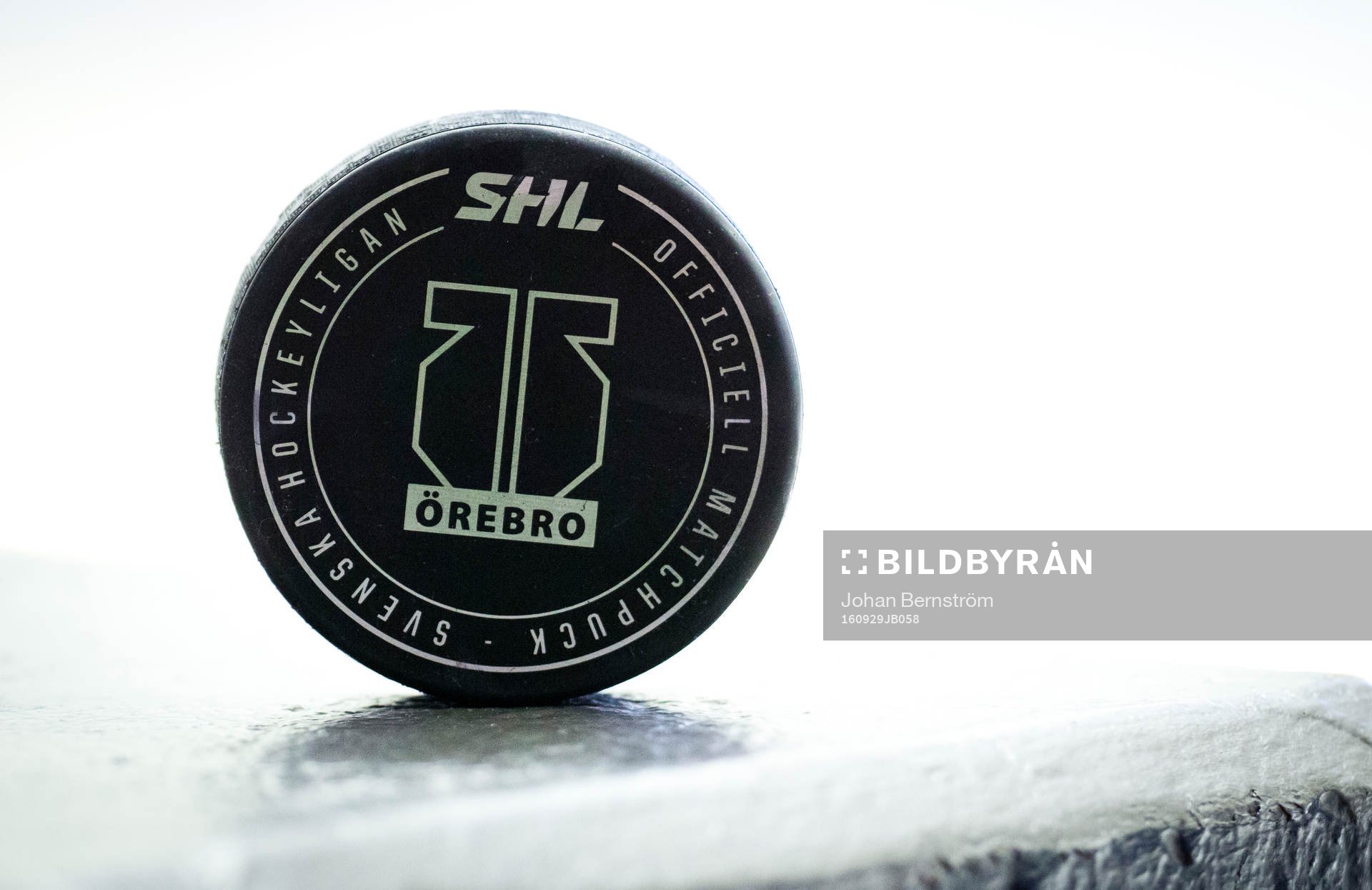Matchpucken med Örebro Hockeys logotyp på