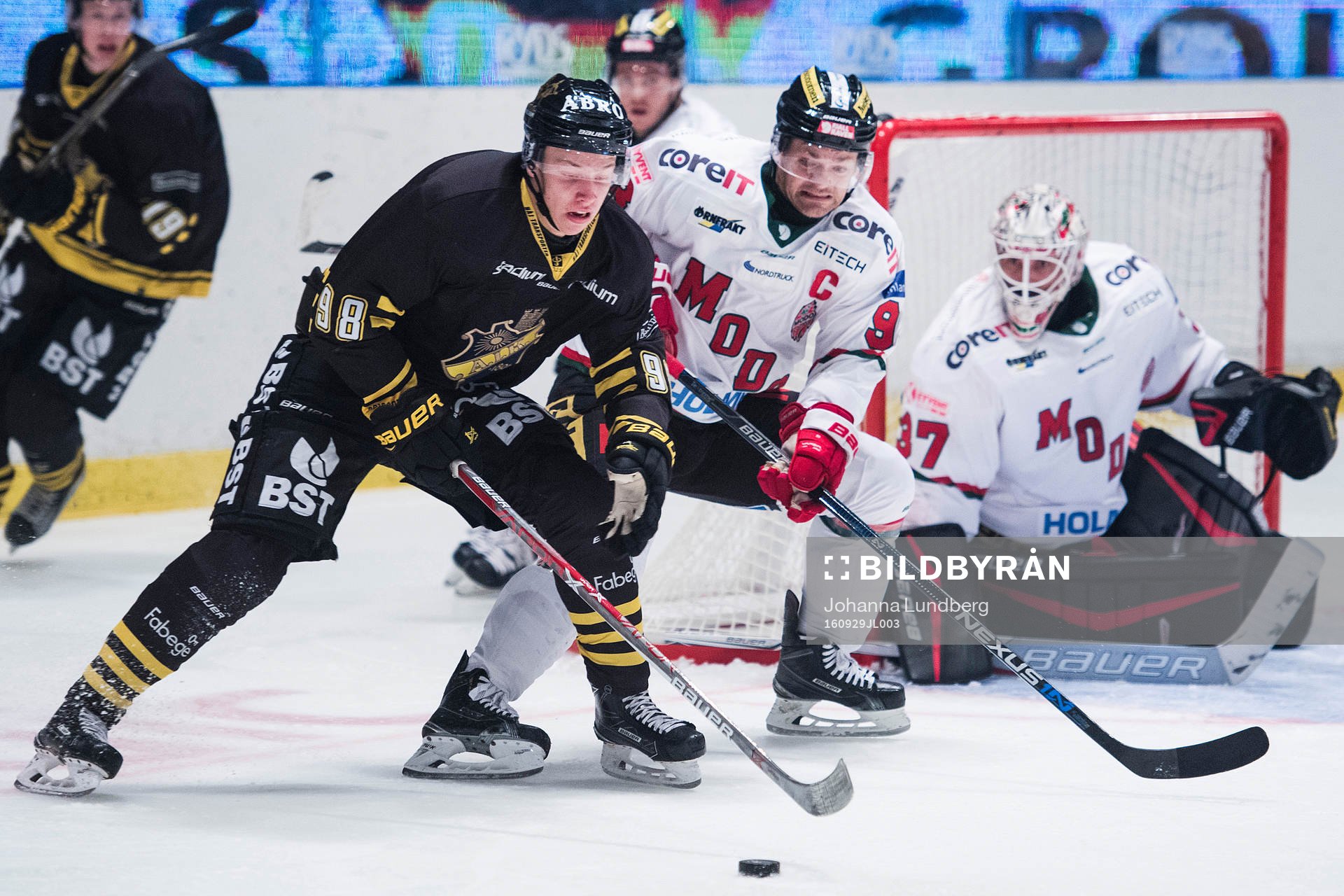 s Jesper Bratt och Modos Byron Ritchie