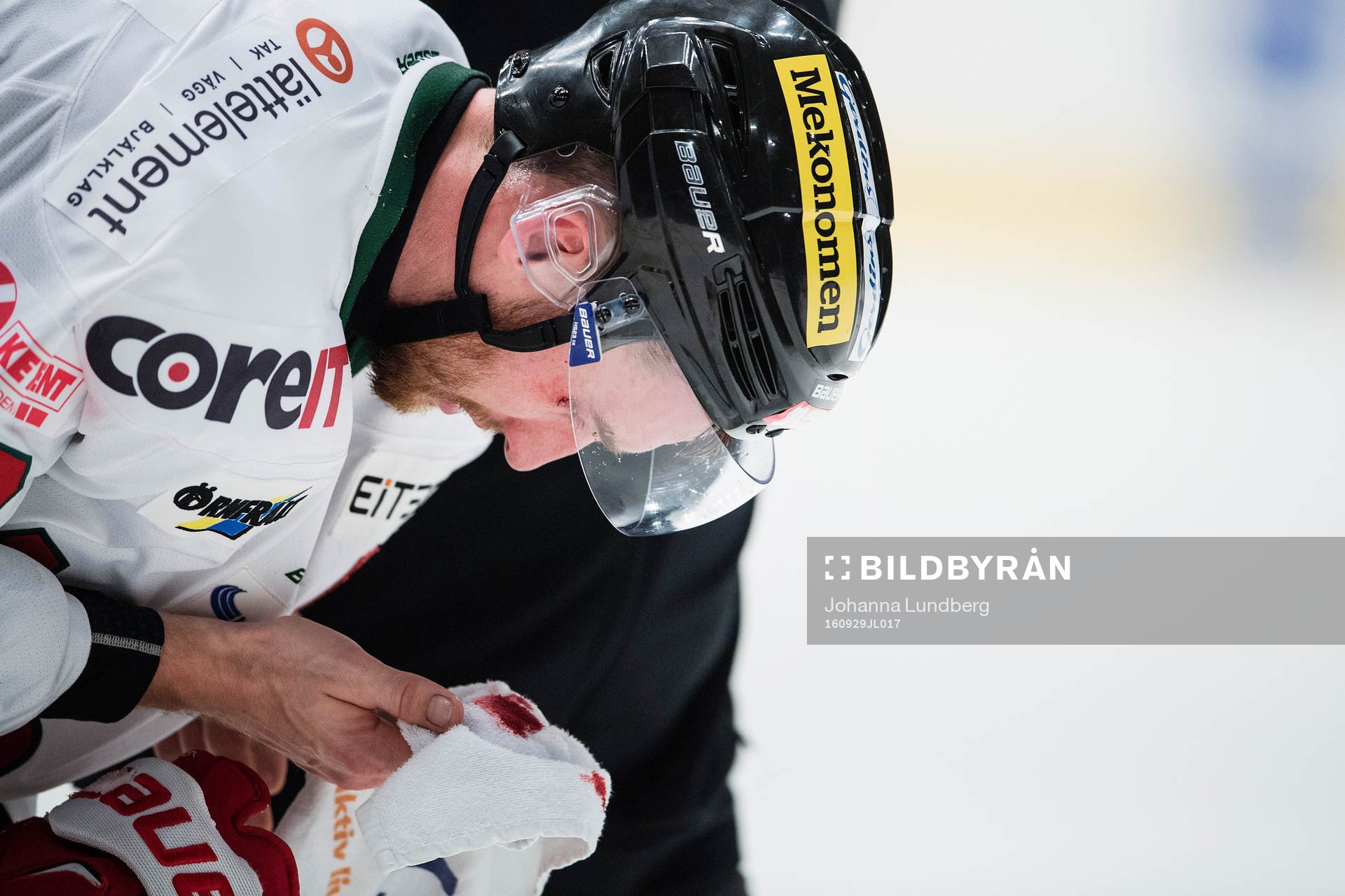 Modos Pär Edblom blöder i ansiktet