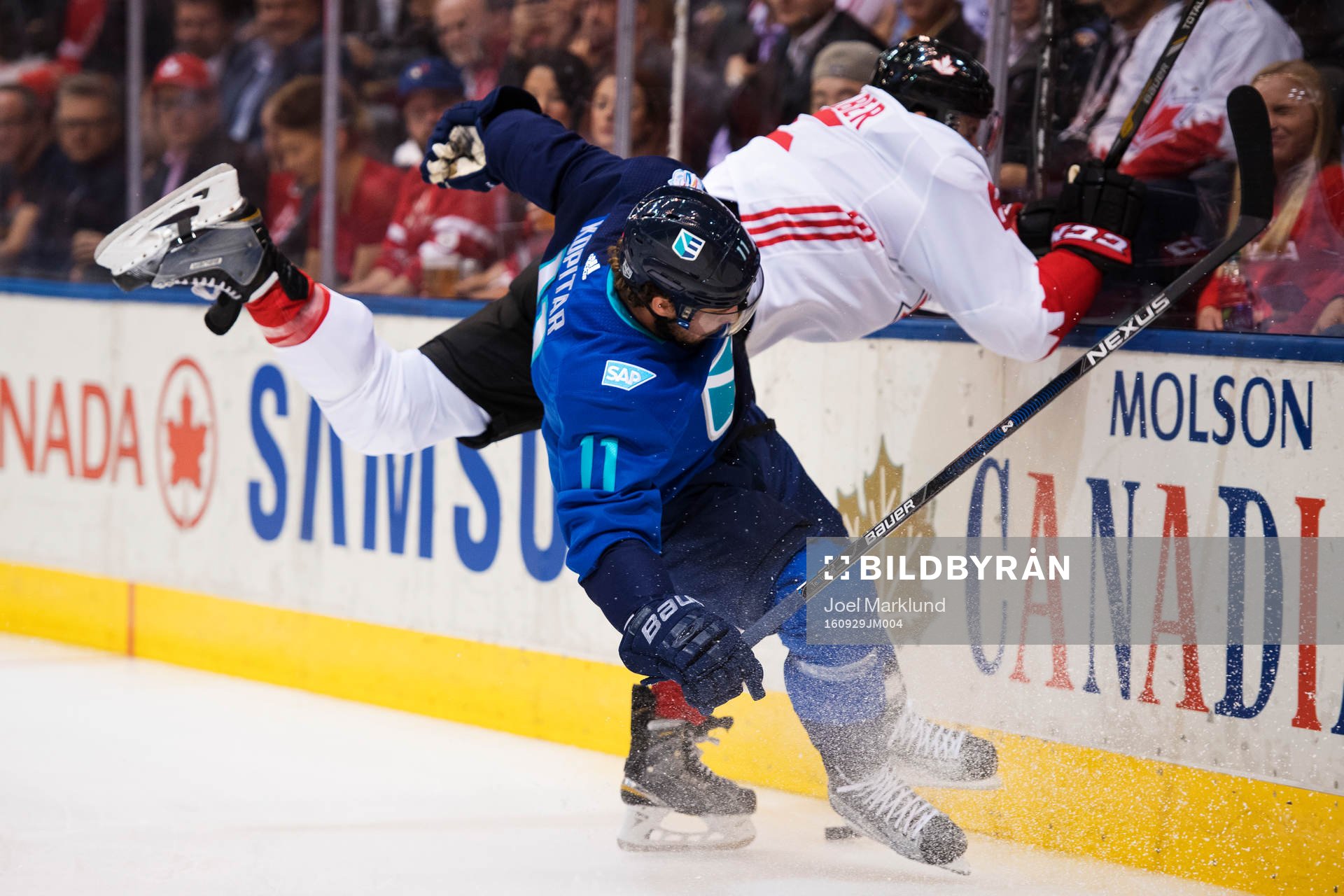 Europas Anze Kopitar i en duell med Kanadas Shea Weber