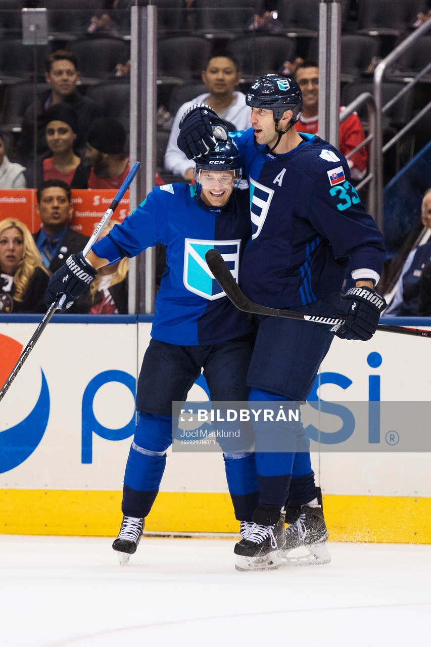 Europas Andrej Sekera och Zdeno Chara jublar