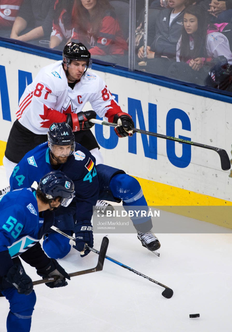 Europas Roman Josi och Dennis Seidenberg utmanas av Kanadas