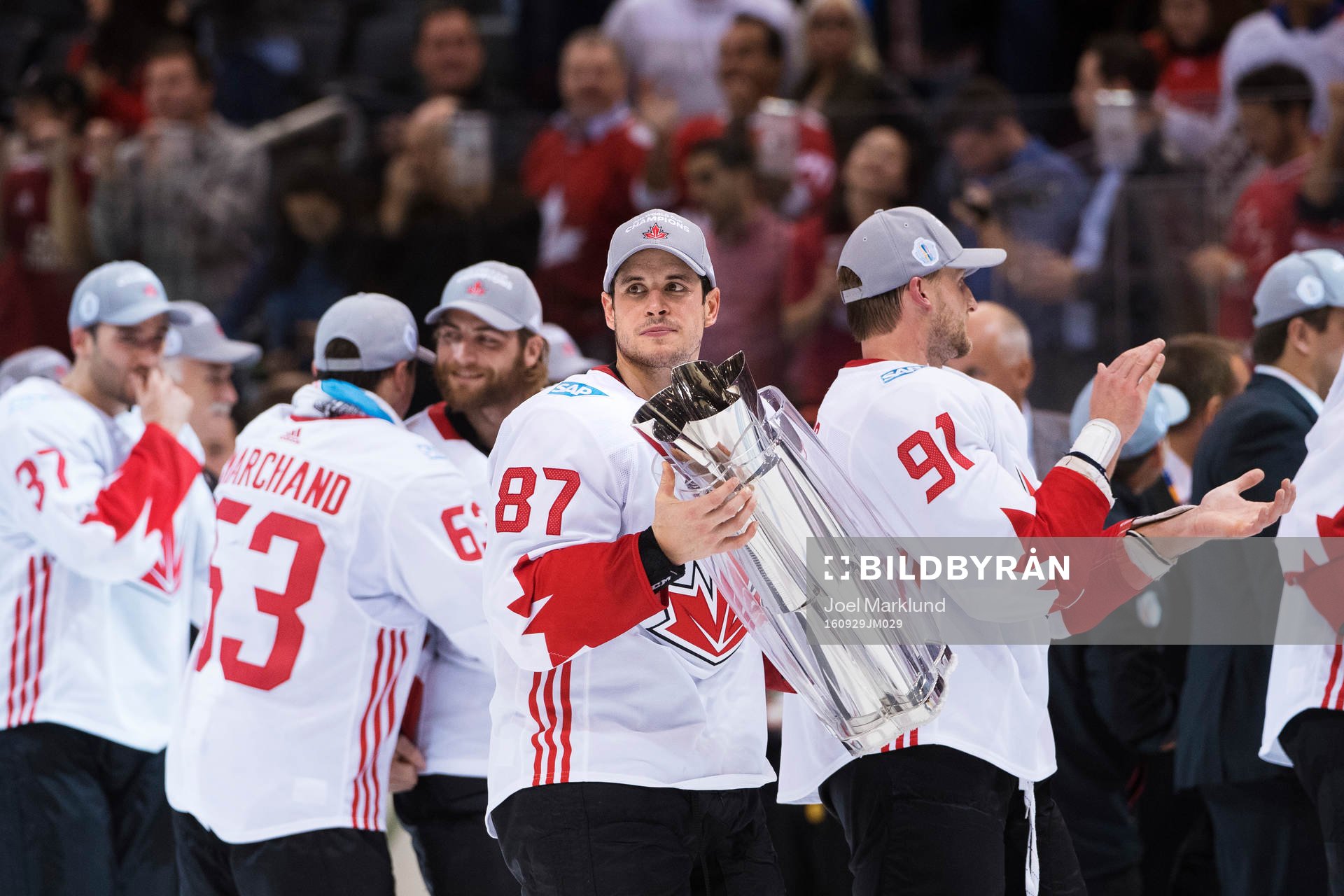 Kanadas Sidney Crosby med vinstpokalen