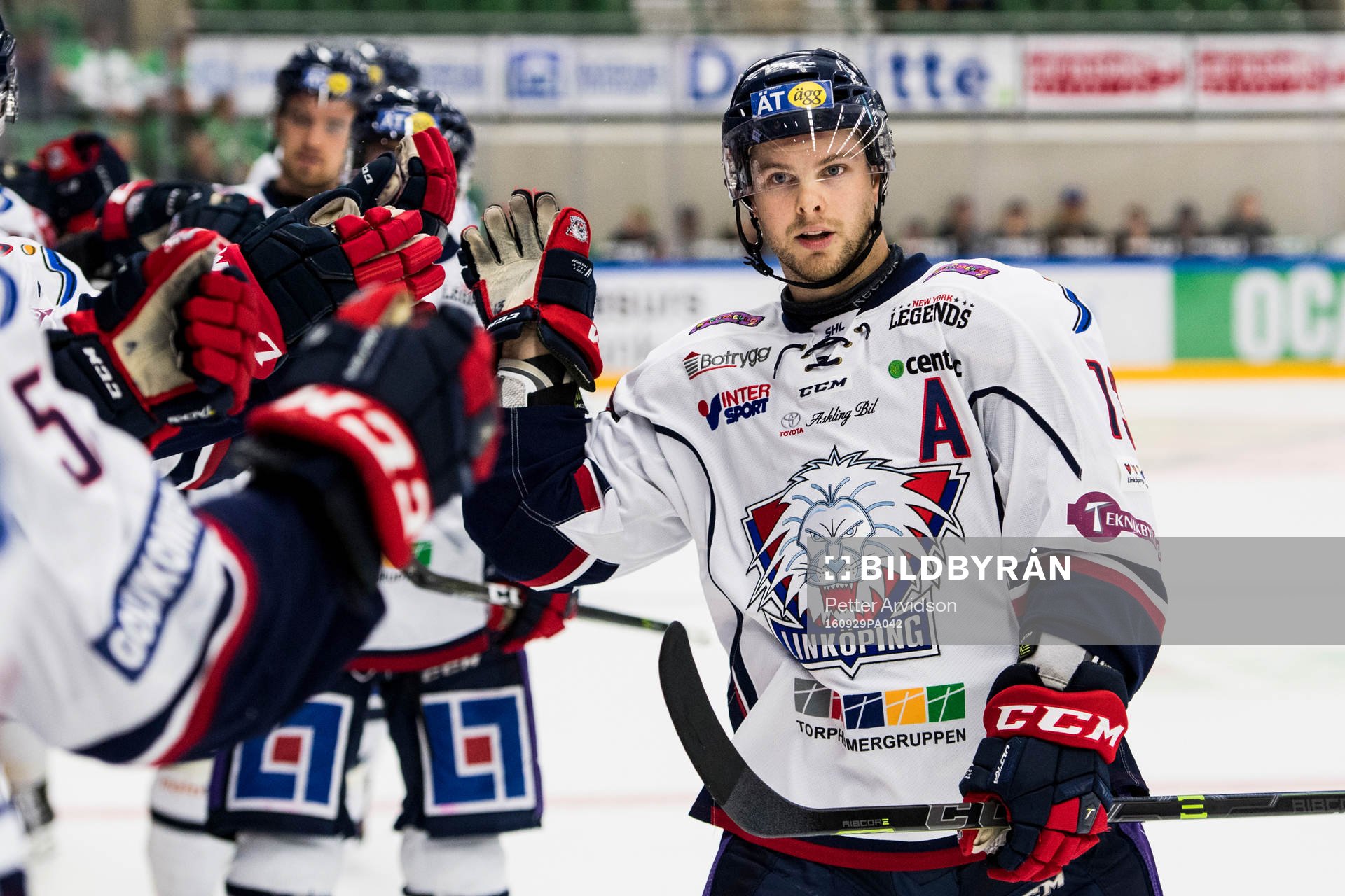 Linköpings Andrew Gordon jublar med båset