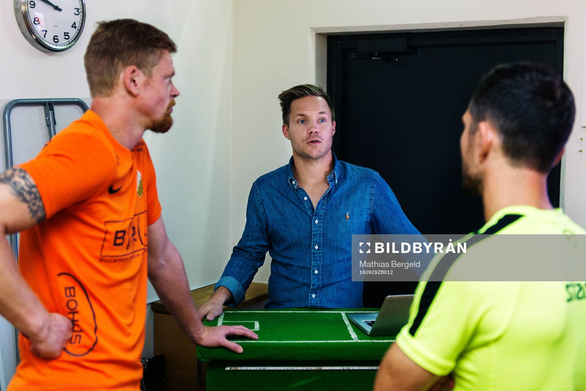 s Anders Wikström pratar med Häckens målvakt Christoffer