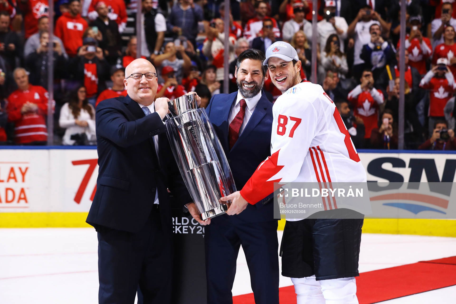 Kanadas Sidney Crosby tar emot World Cup-pokalen