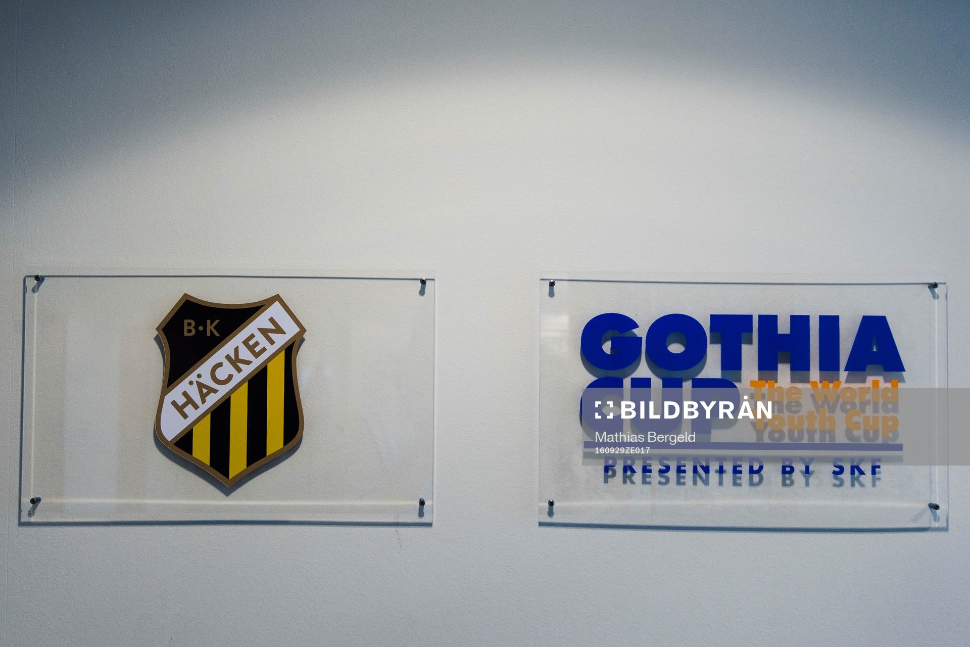 Häckens klubbmärke bredvid ett märke för Gothia Cup under en utbildning i Spelansvar och matchfixing den 29 September 2016 i Göteborg.