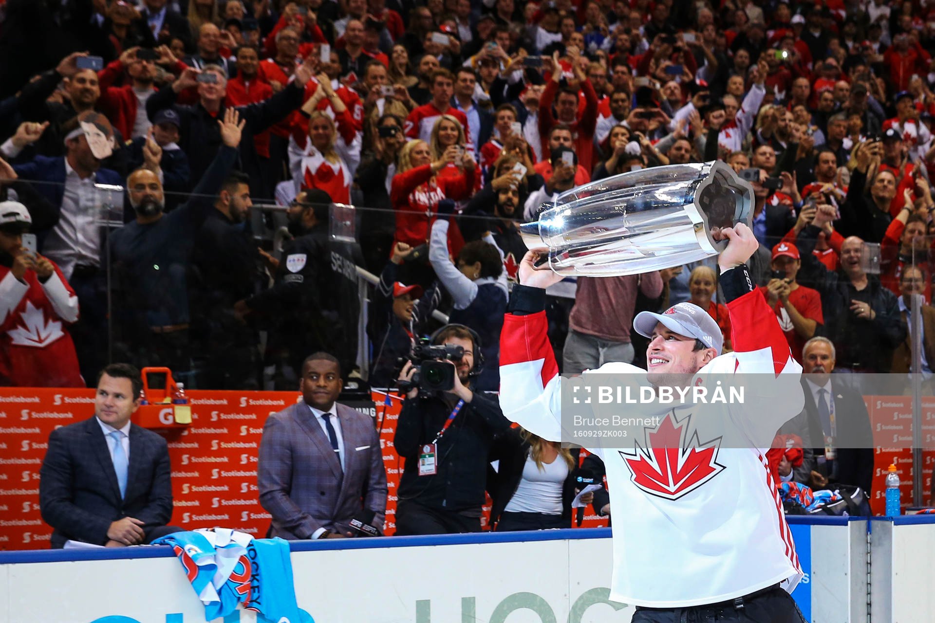 Kanadas Sidney Crosby höjer World Cup-pokalen och jublar