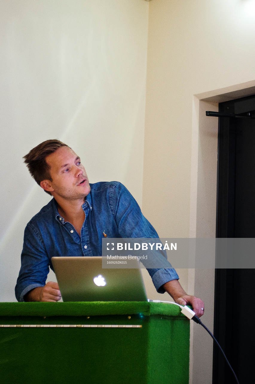 s Anders Wikström pratar med Häckenspelare (ej i bild)