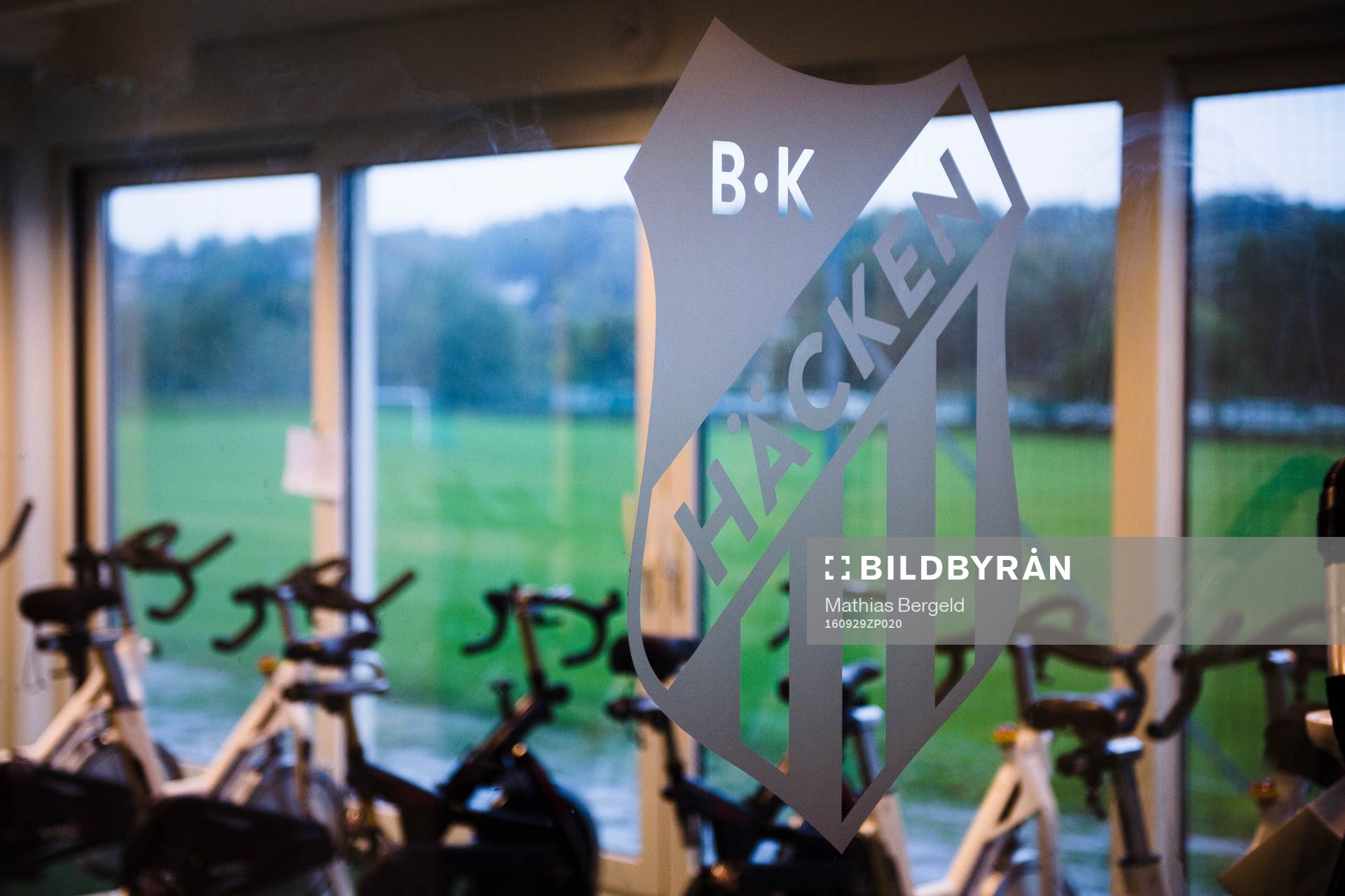 Häckens klubbmärke framför ett rum med motionscyklar på Gothia Park Academy den 29 September 2016 i Göteborg.