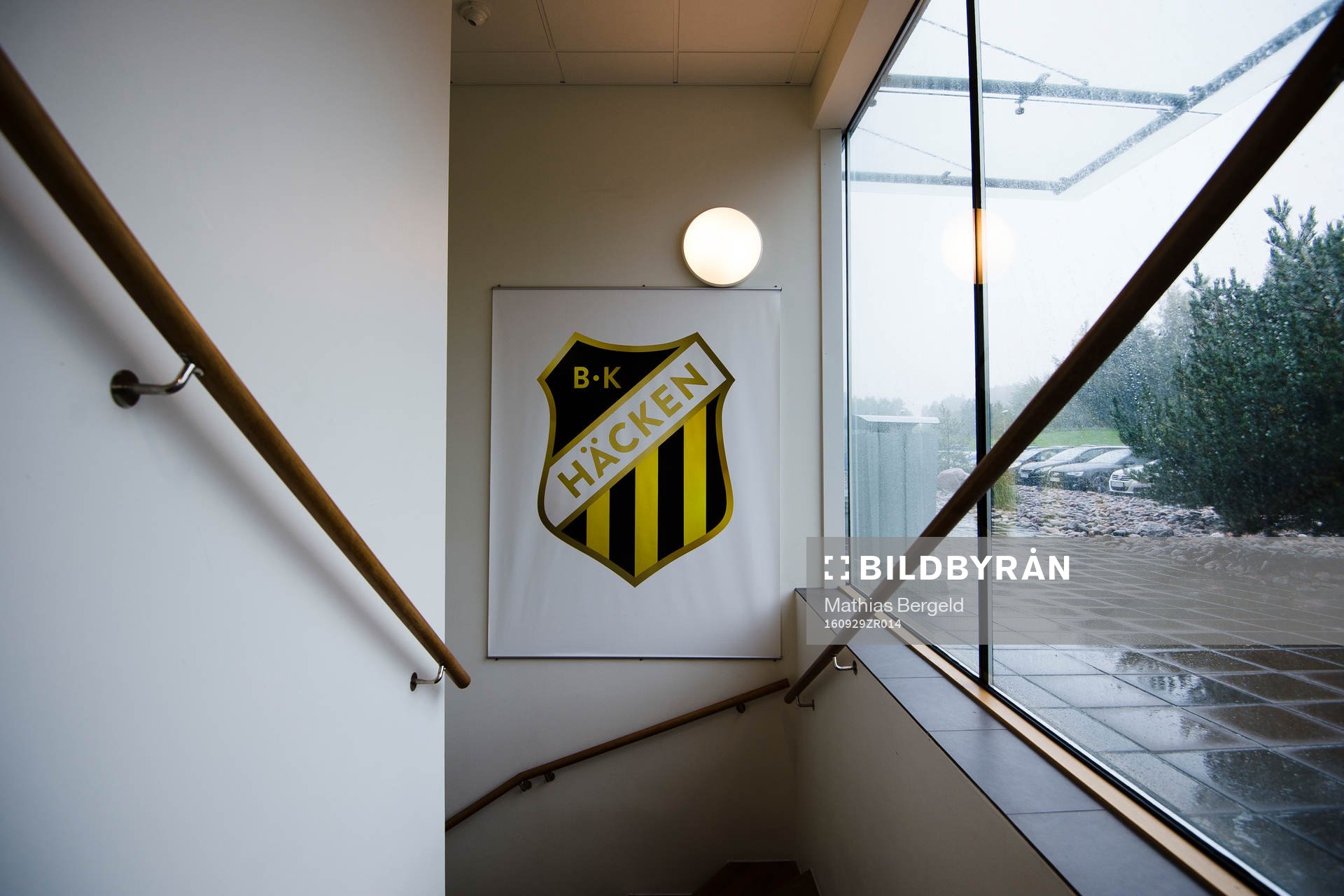 Häckens klubbmärke vid en trappa på Gothia Park Academy