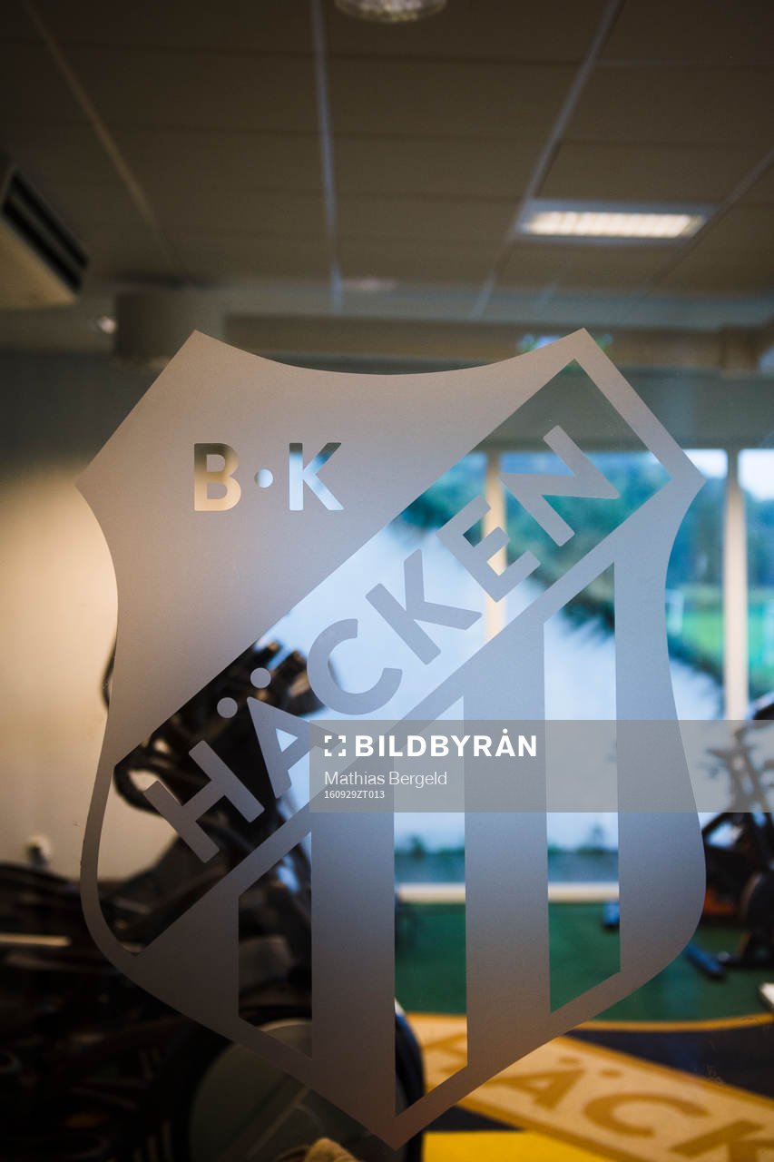 Häckens klubbmärke framför ett rum med motionscyklar på Gothia Park Academy den 29 September 2016 i Göteborg.