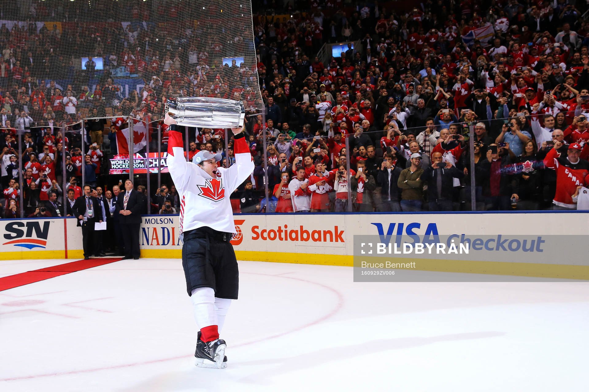 Kanadas Sidney Crosby höjer World Cup-pokalen och jublar