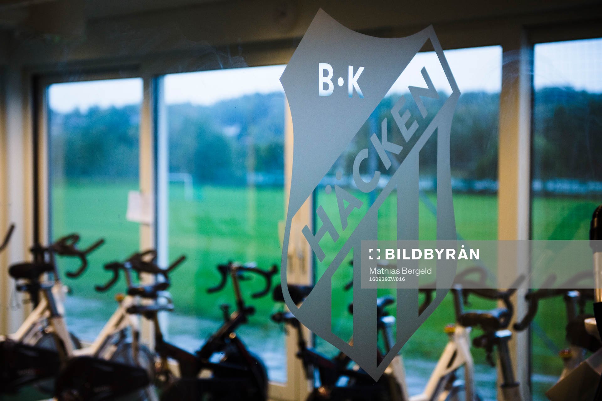Häckens klubbmärke framför ett rum med motionscyklar på Gothia Park Academy den 29 September 2016 i Göteborg.