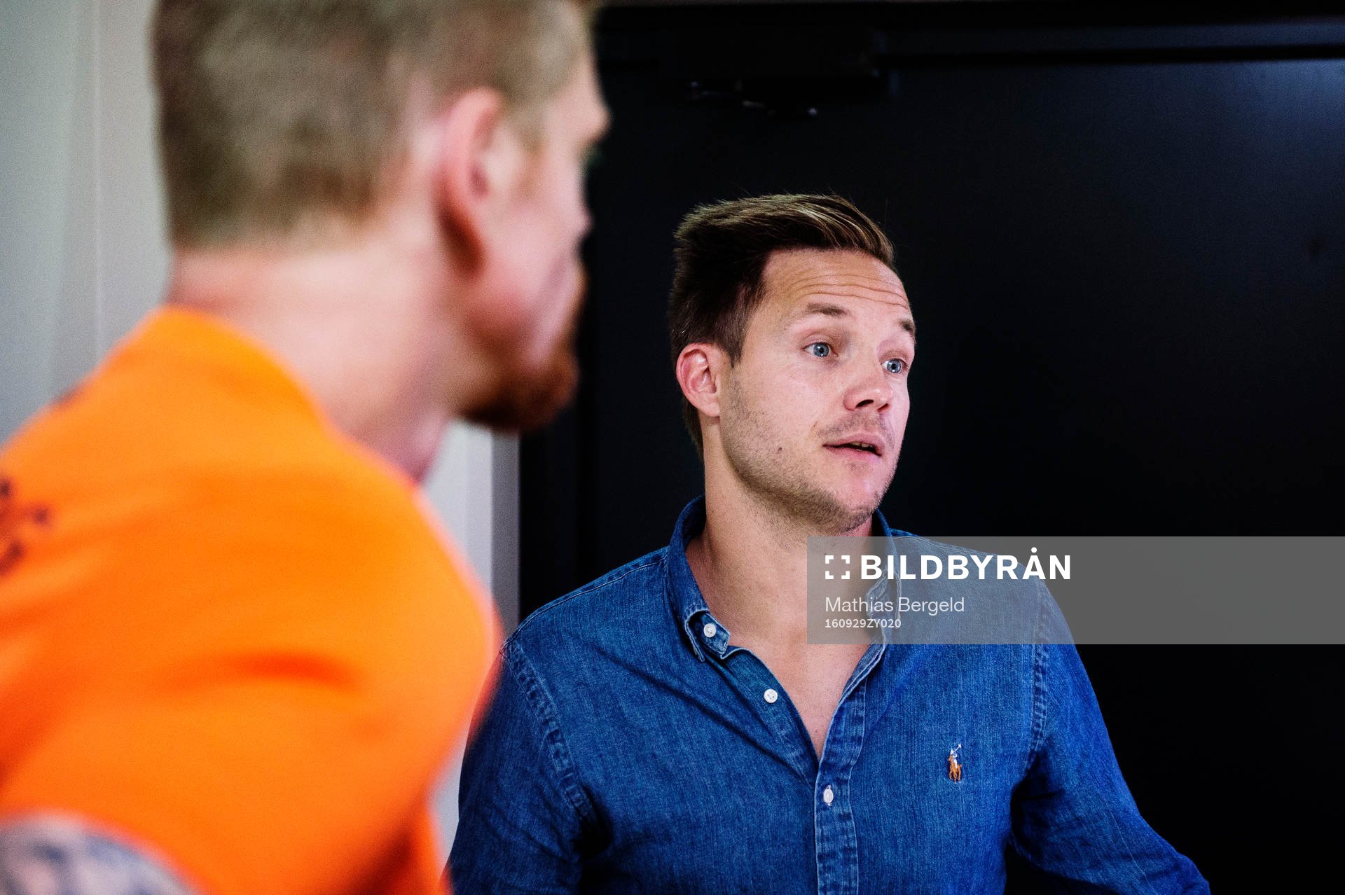 s Anders Wikström pratar med Häckens målvakt Christoffer