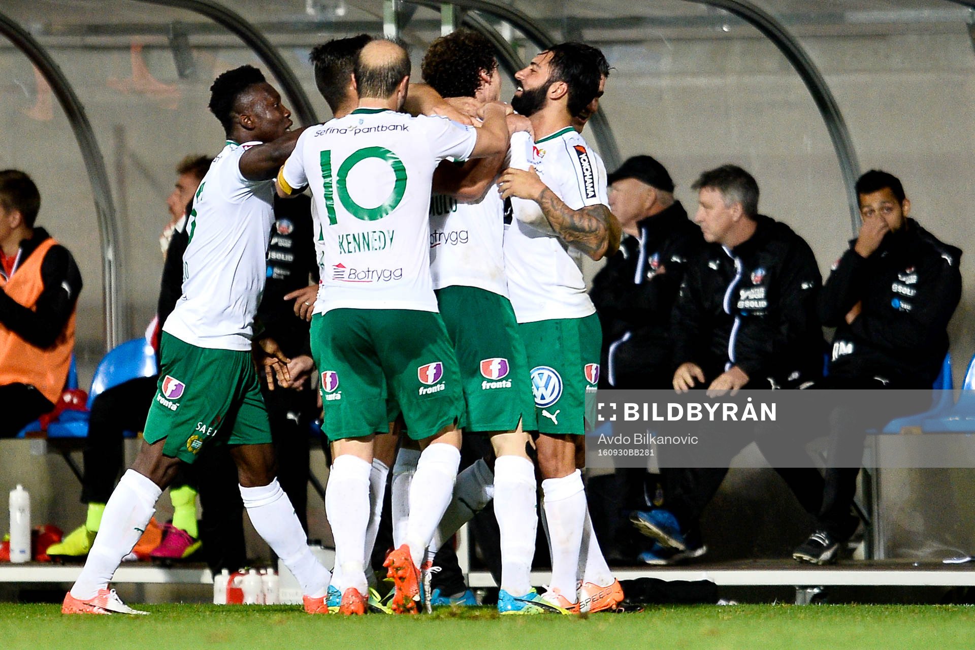 Hammarbys Romulo Cabral Pereira Pinto jublar med lagkamrater