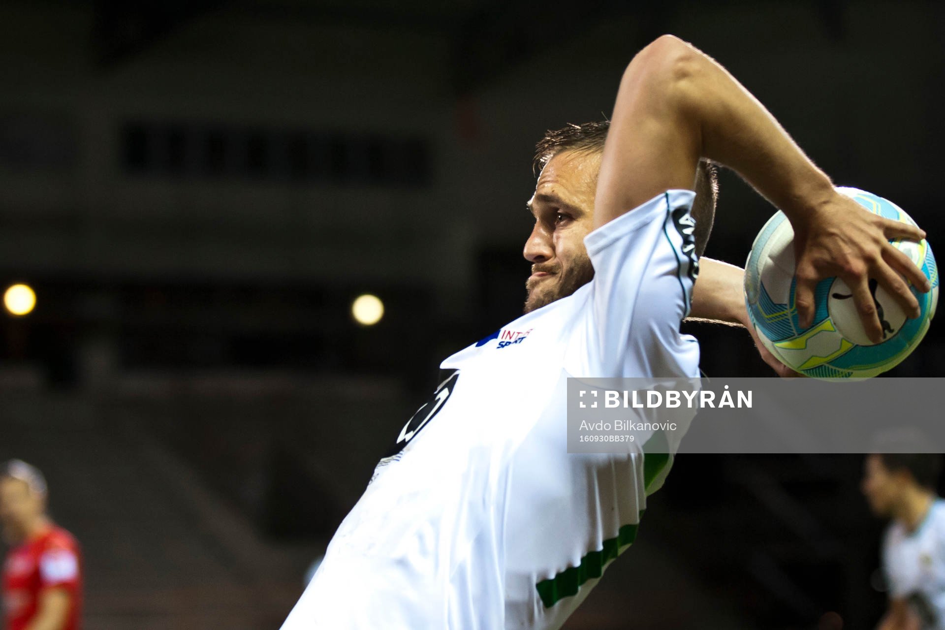 Hammarbys Mats Solheim gör inkast under fotbollsmatchen i Allsvenskan mellan Helsingborg och Hammarby den 30 september 2016 i Helsingborg.