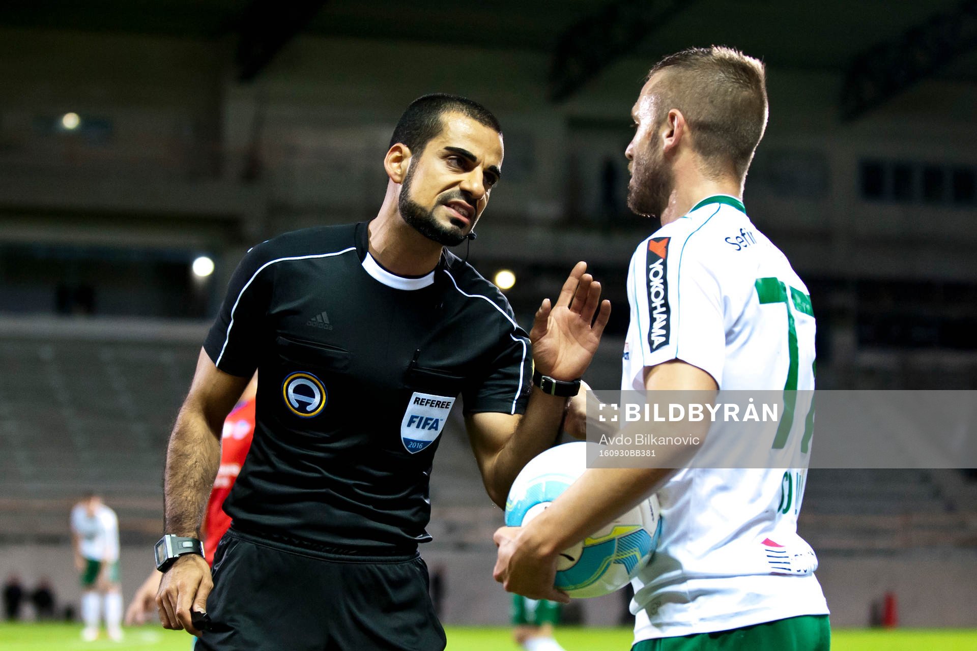 Domare Mohammed Al-Hakim i diskussion med Hammarbys Mats