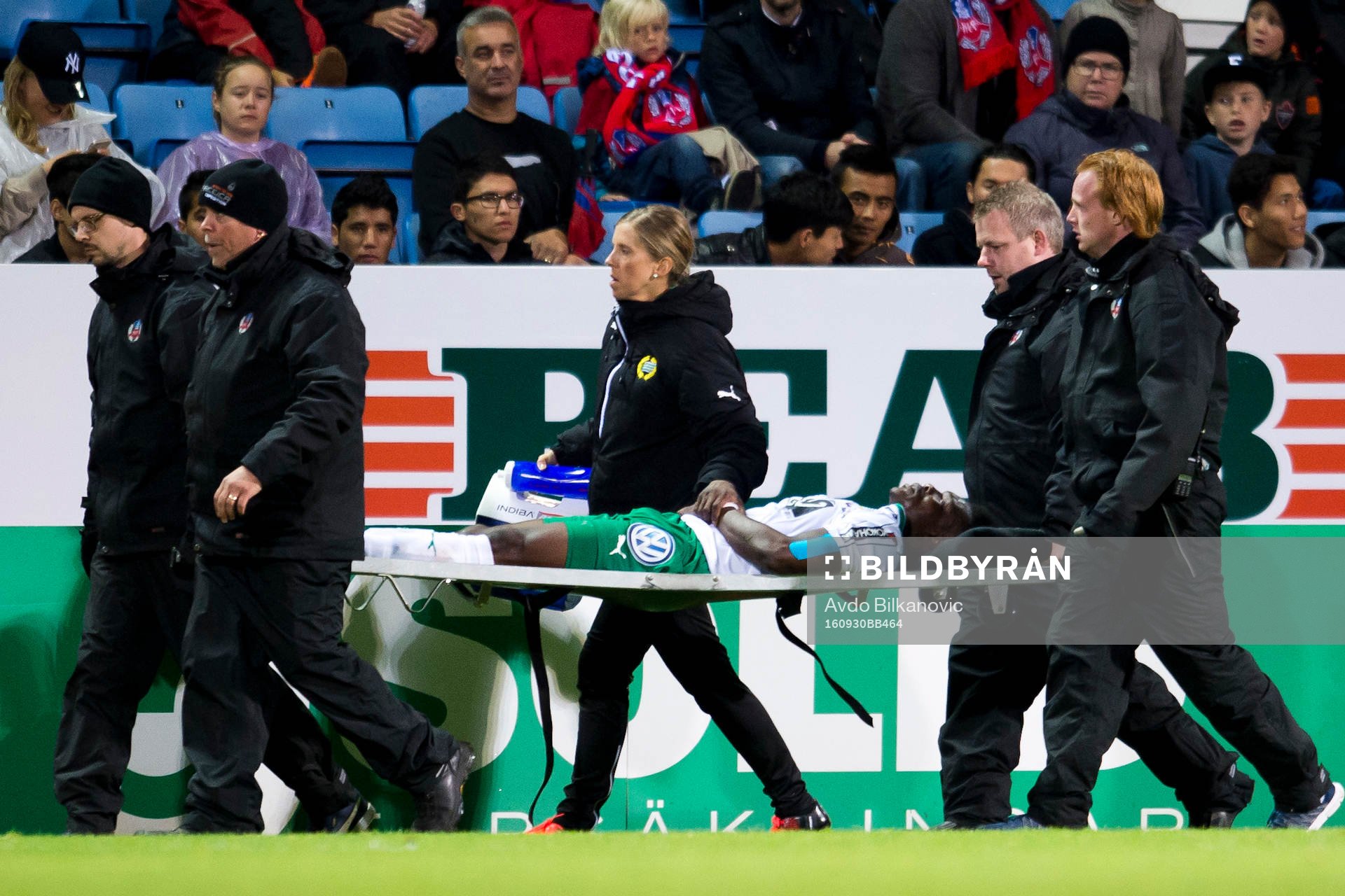 Hammarbys Joseph Aidoo bärs ut på båren