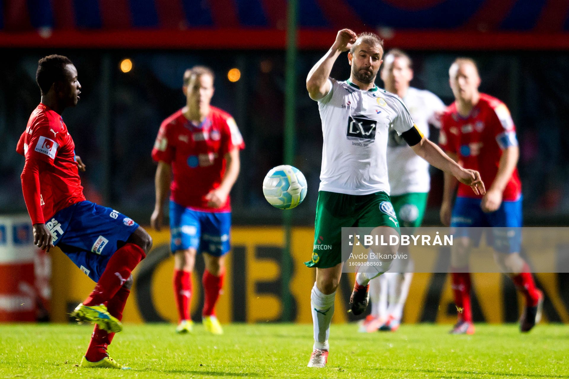 Helsingborgs Monday Samuel och Hammarbys Kennedy Bakircioglu