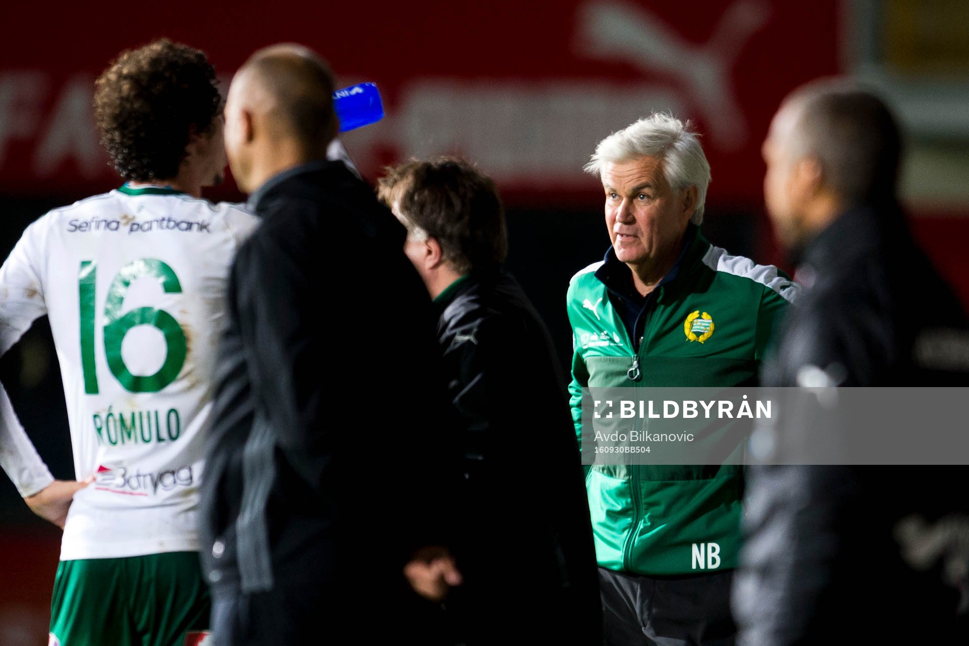Hammarbys tränare Nanne Bergstrand i samtal med Romulo