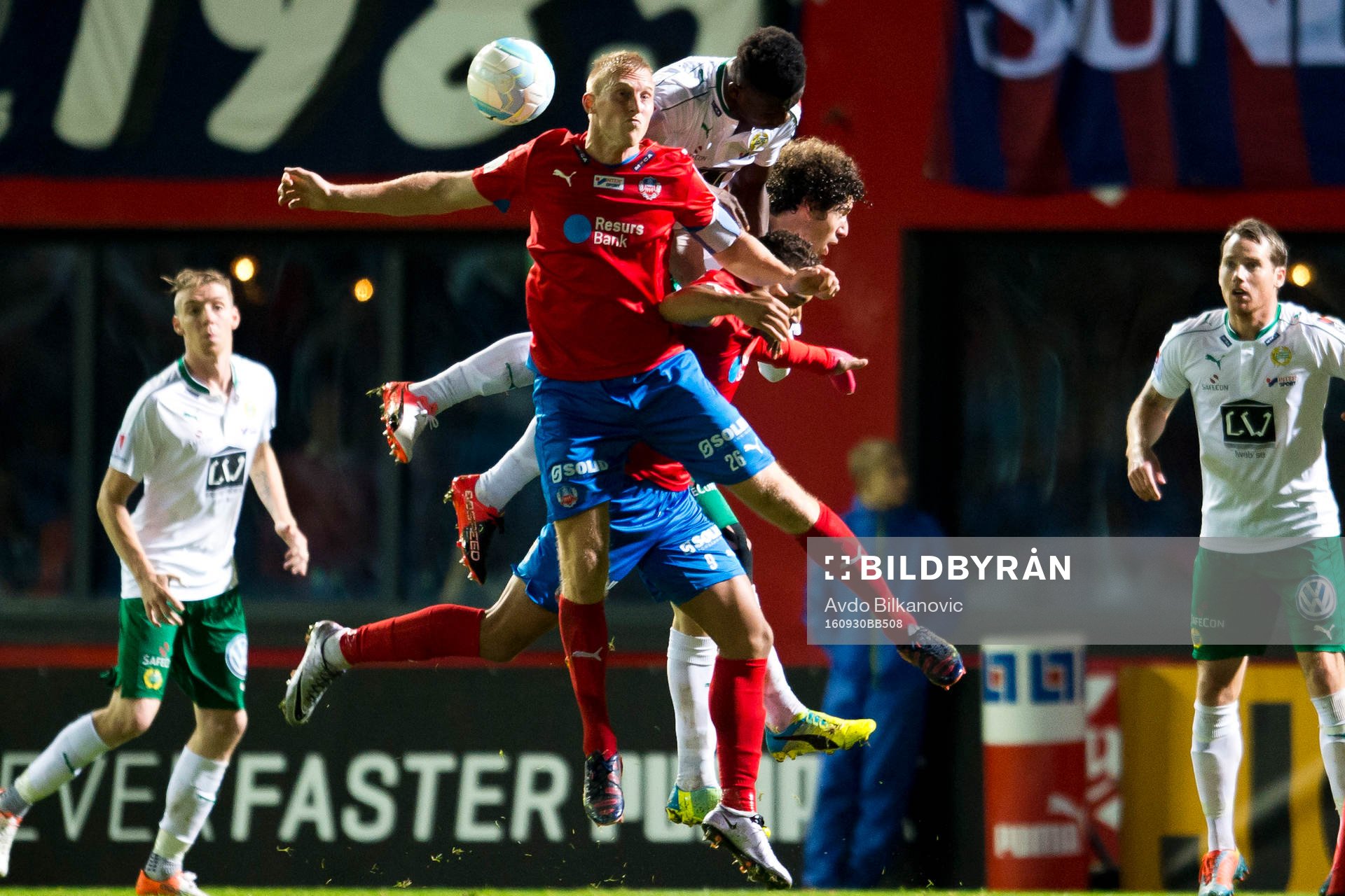Hammarbys Joseph Aidoo i nickduell mot Helsingborgs Peter Larsson under fotbollsmatchen i Allsvenskan mellan Helsingborg och Hammarby den 30 september 2016 i Helsingborg.